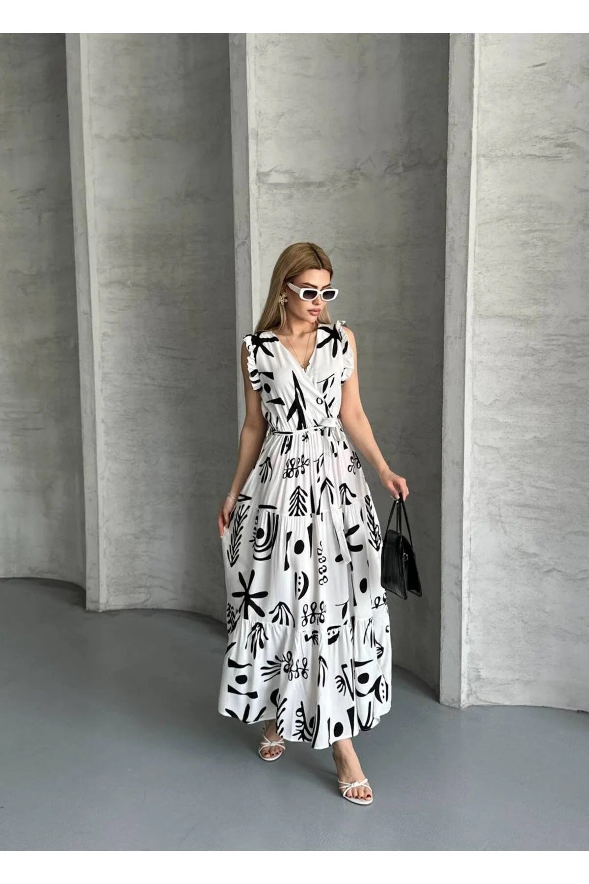 Pimu V-Neck Maxi Dress with Graphic Print-Black | Grocsy