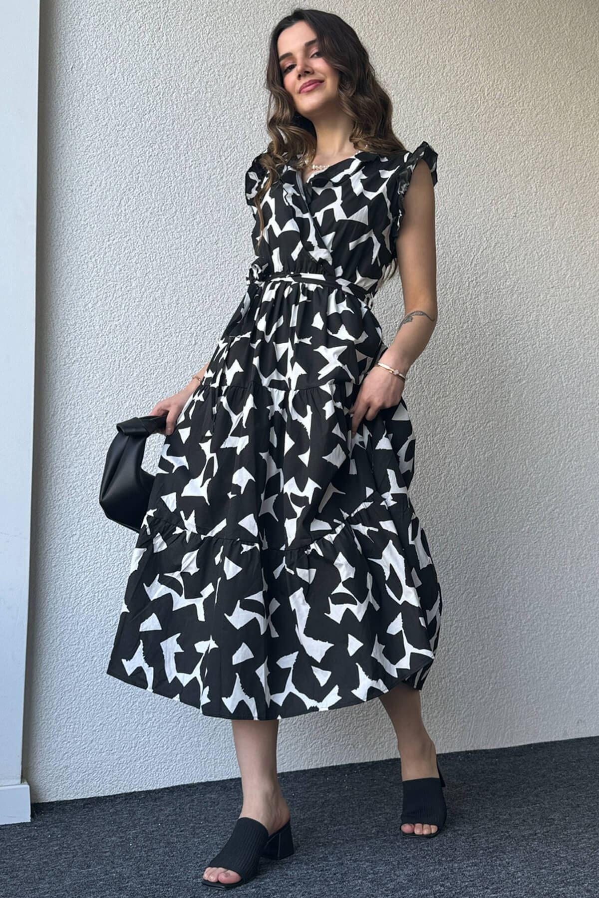 Pimu V-Neck Maxi Dress with Graphic Print-Black | Grocsy