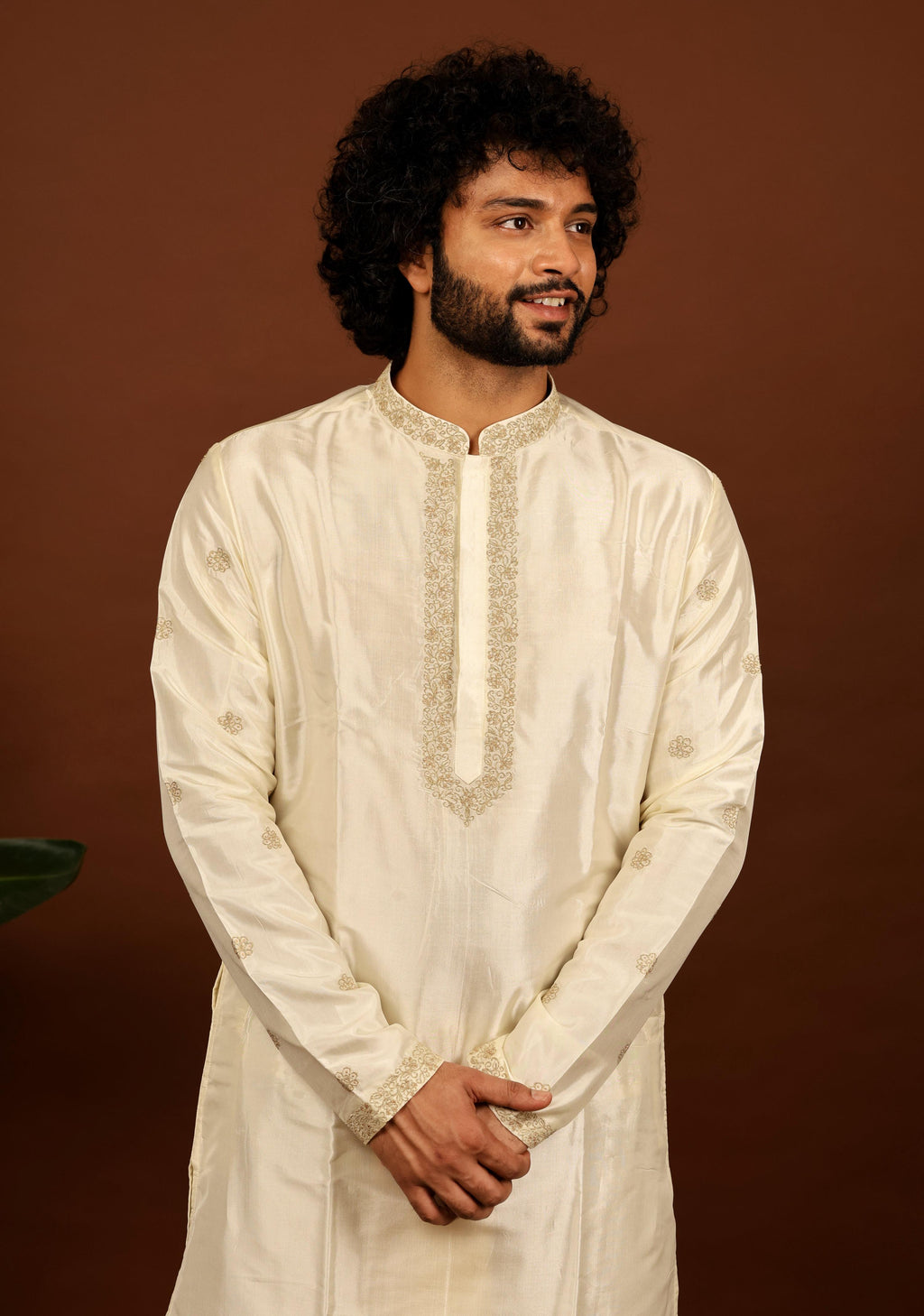 Off White Machine Embroidered Grandeur Pattu Kurta Set by Hilo Design | Grocsy