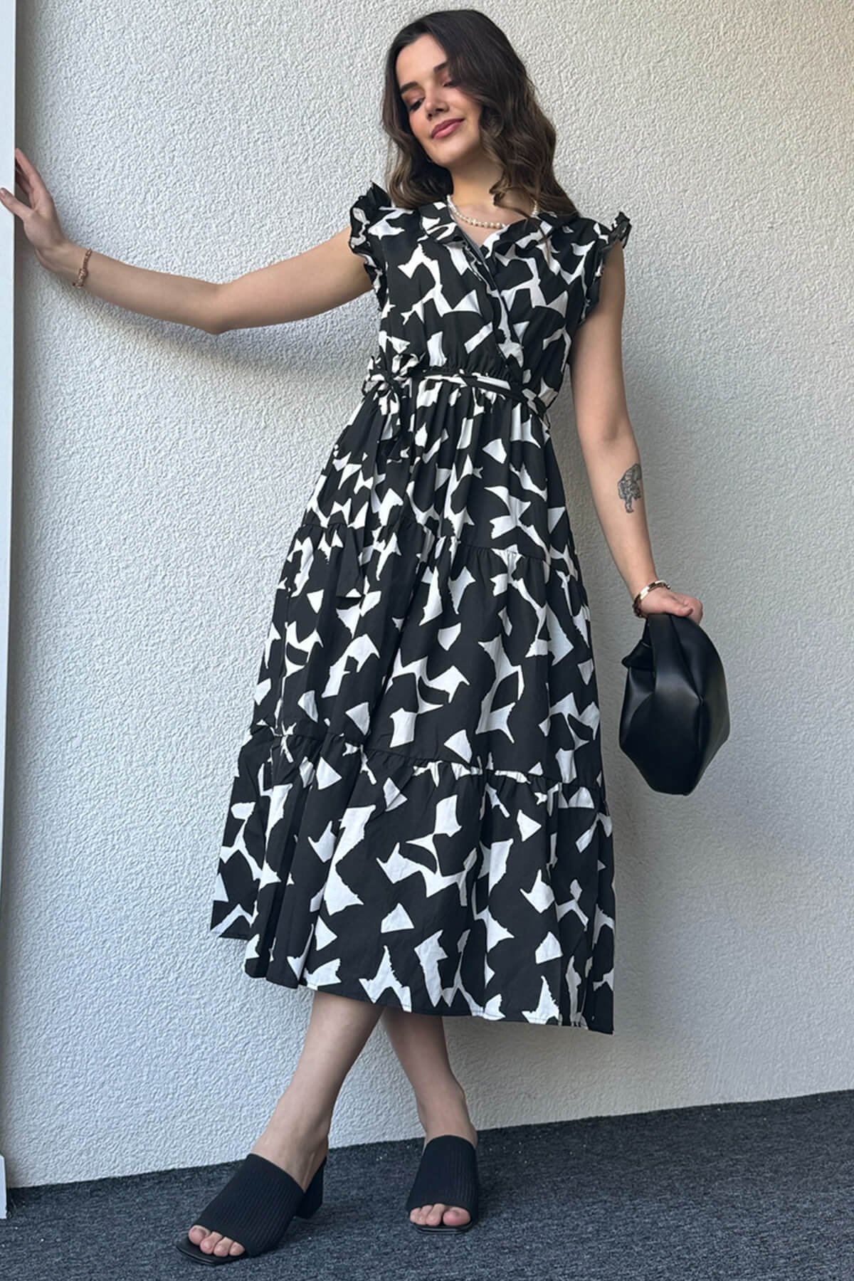 Pimu V-Neck Maxi Dress with Graphic Print-Black | Grocsy