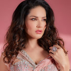 Star Struck By Sunny Leone Compact Powder - 01 Fair | Grocsy