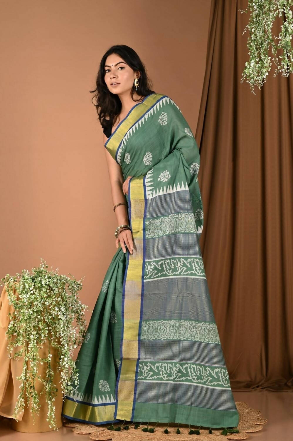 Very Much Indian Pure Cotton Handloom Saree With Intricate Borders - Green | Grocsy