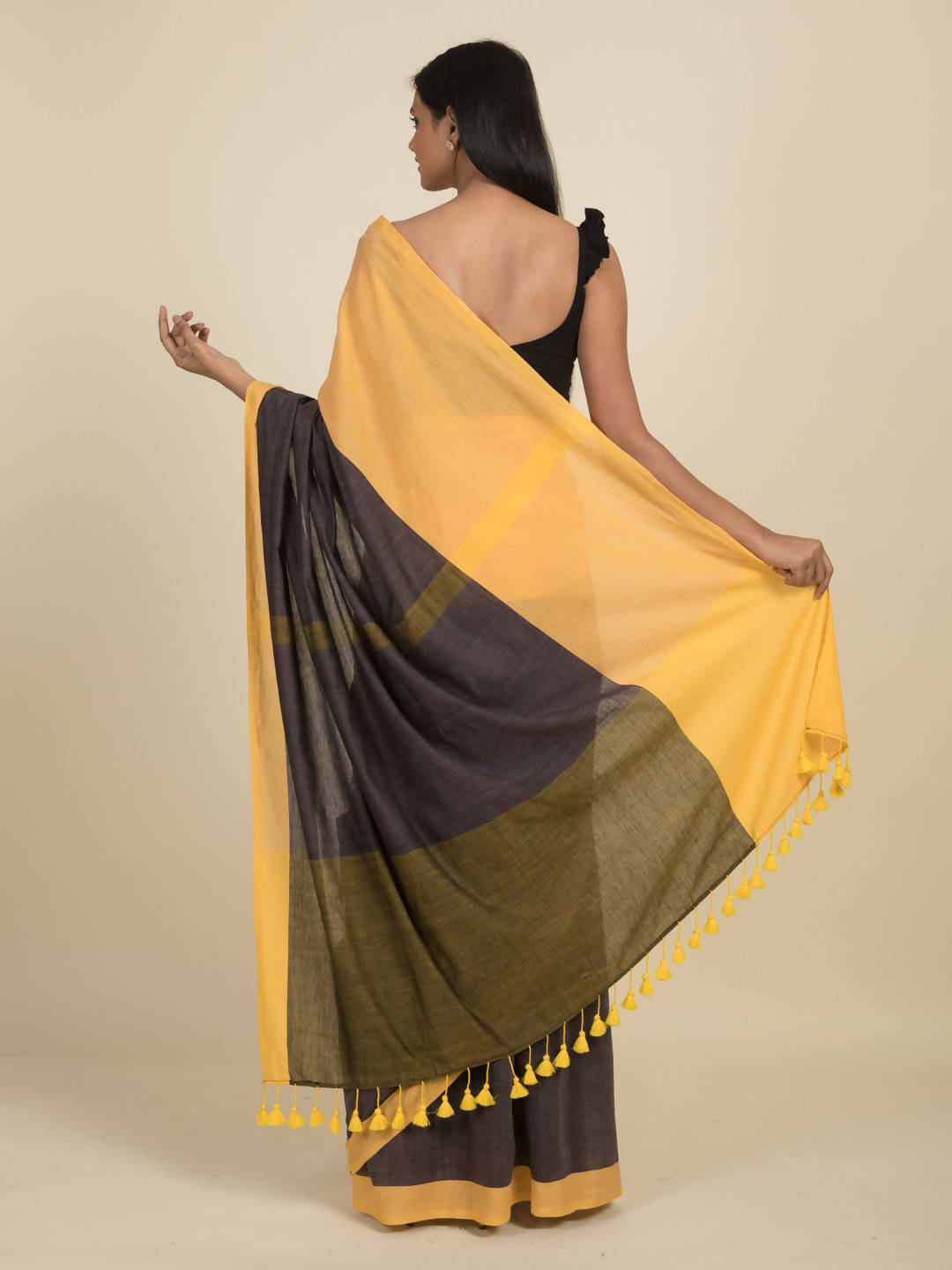 Suta Grey Yellow Colourblocked Pure Cotton Saree | Grocsy
