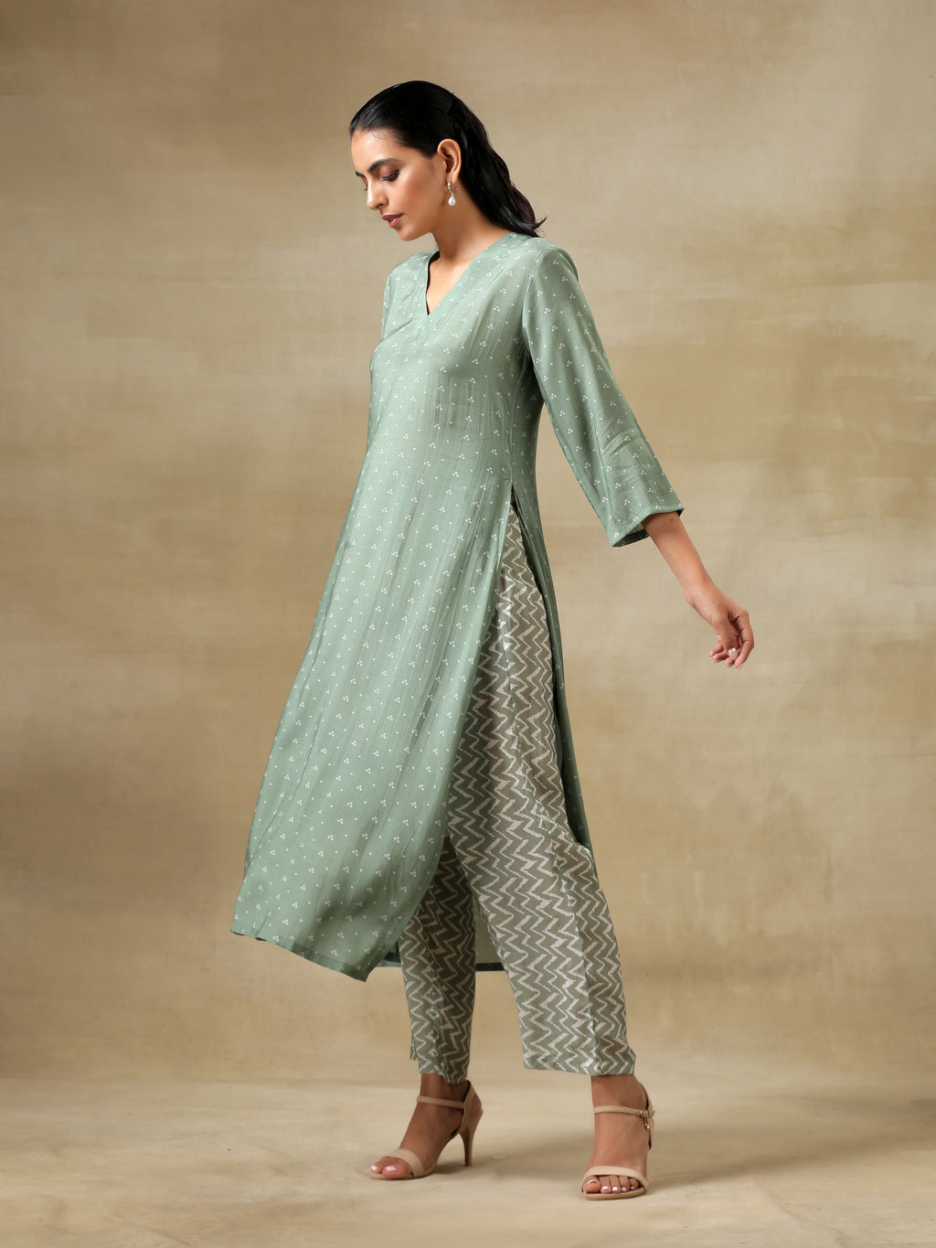 trueBrowns Light Green Bandhani Printed Silk High Slit Kurta Pant Set | Grocsy