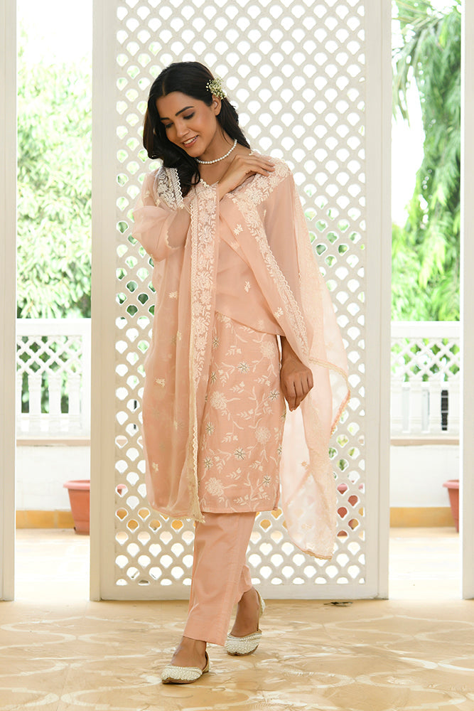 Vaasva Women Peach Linen Embroidered Solid Kurta Set With Solid Pants & Chiffon Embroidered Dupatta | Grocsy
