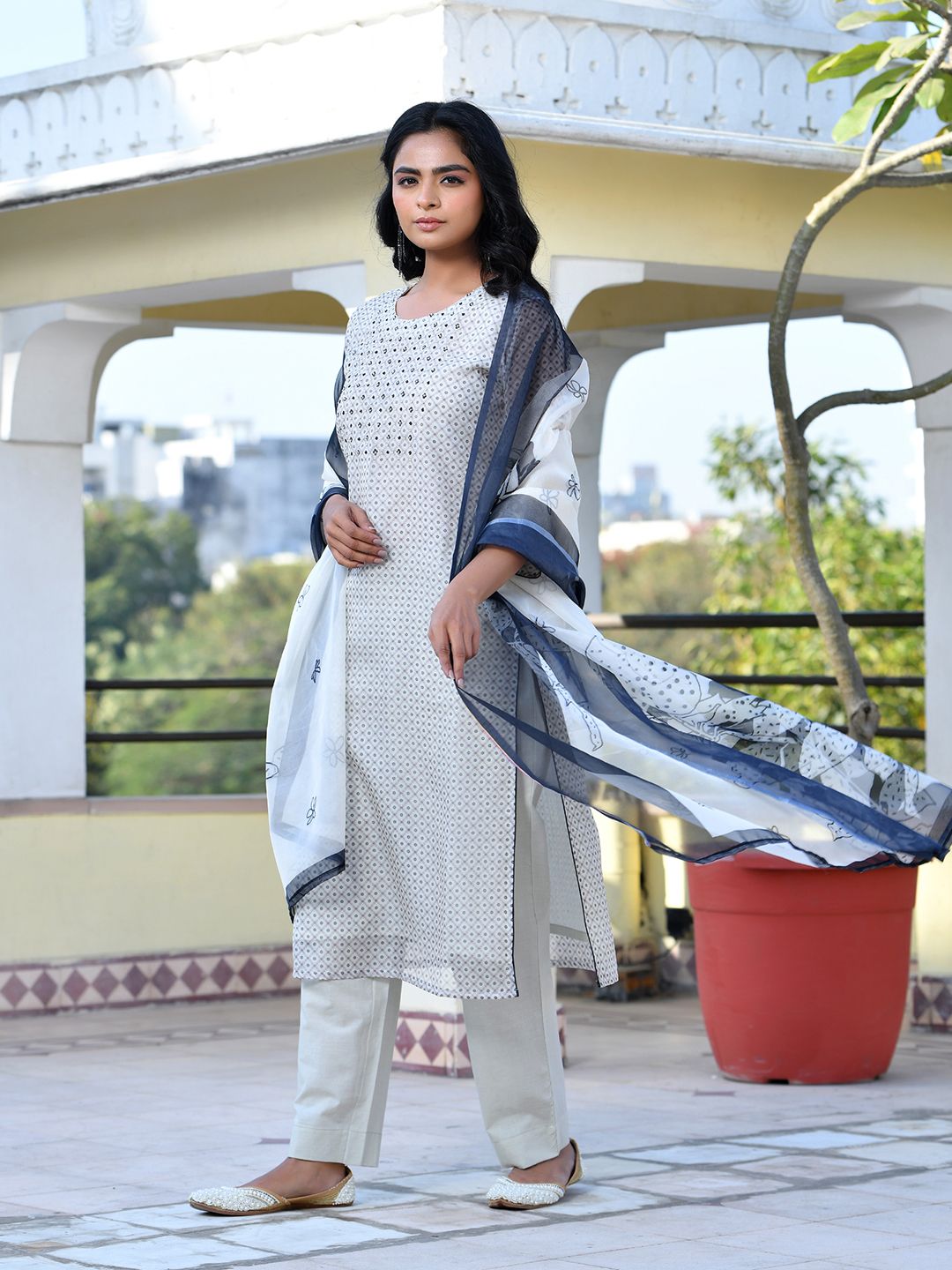 Vaasva Women's Grey Monotone Organza Digital Printed Suit Set | Grocsy