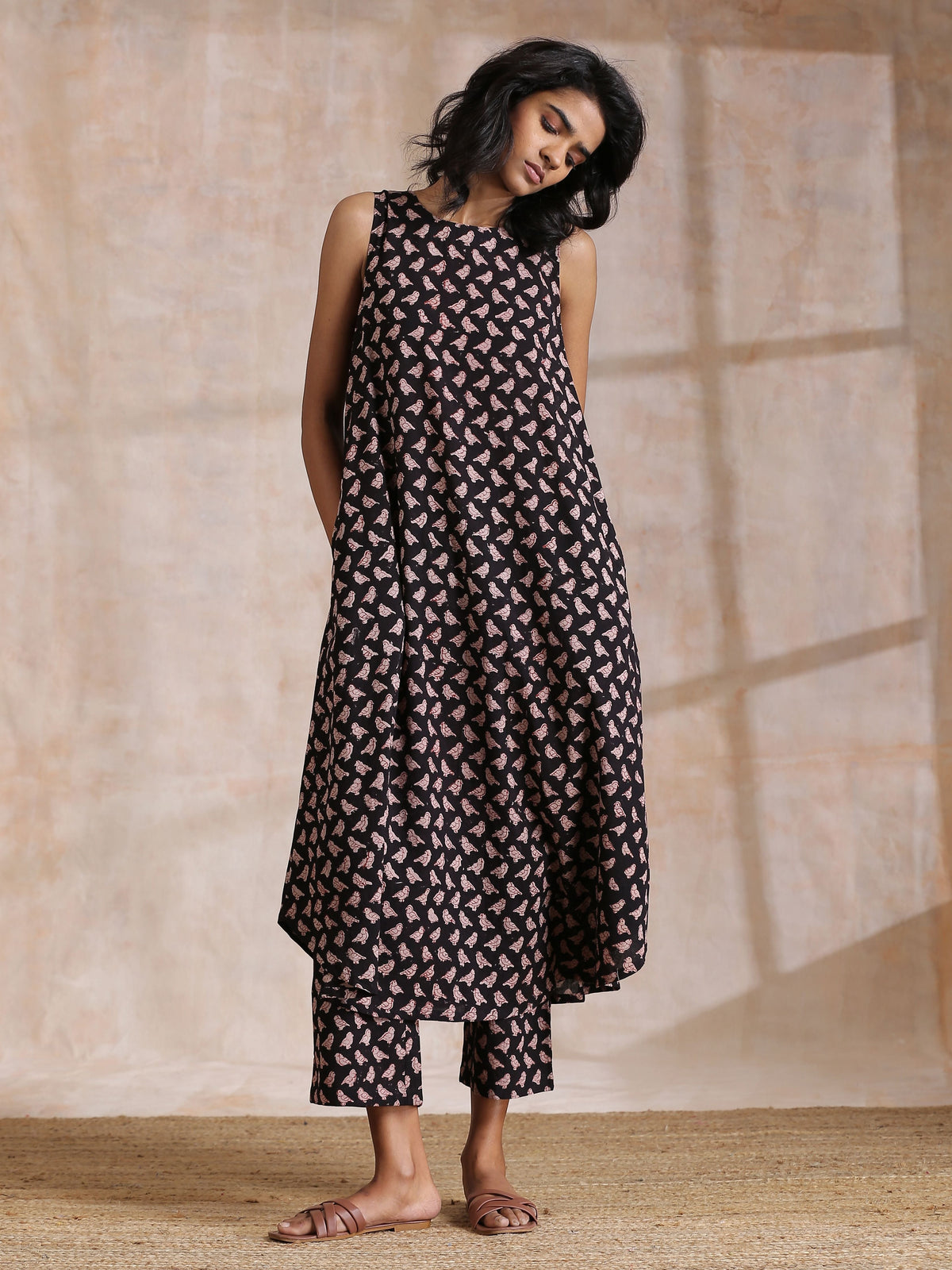 trueBrowns Black Bird Bagru Print Cotton Sleeveless Kurta Pant Set | Grocsy