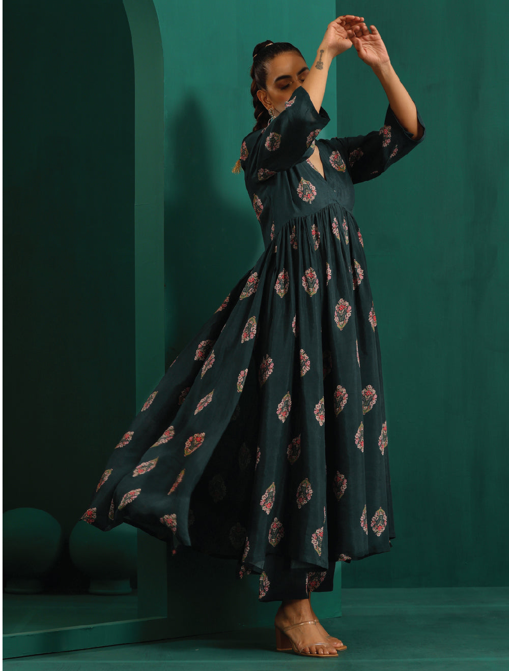 trueBrowns Deep Blue Floral Bunch Muslin Silk Printed V-Neck Waist Gathered Kurta Pant Set | Grocsy