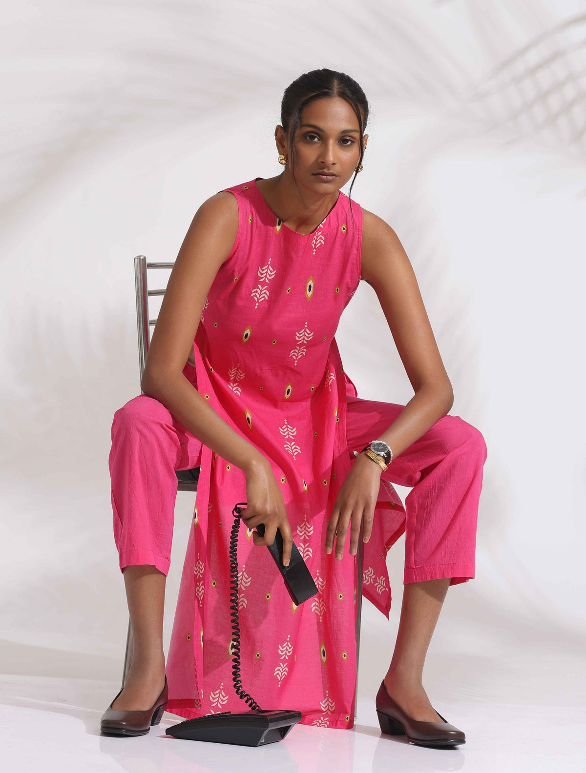 trueBrowns Pink Cotton Print Sleeveless Kurta Set | Grocsy