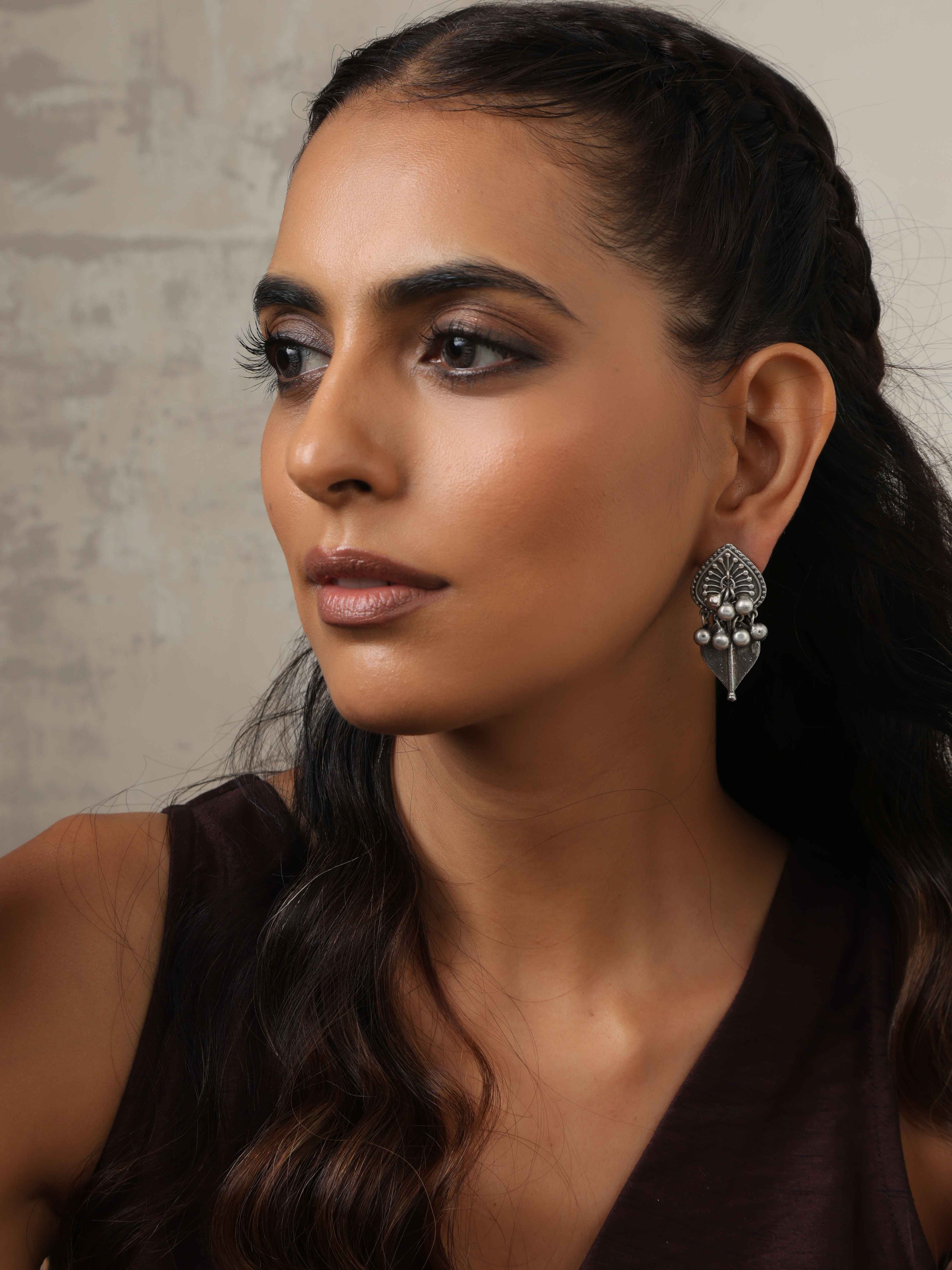 trueBrowns Silver Tone Leaf Stud Earrings | Grocsy