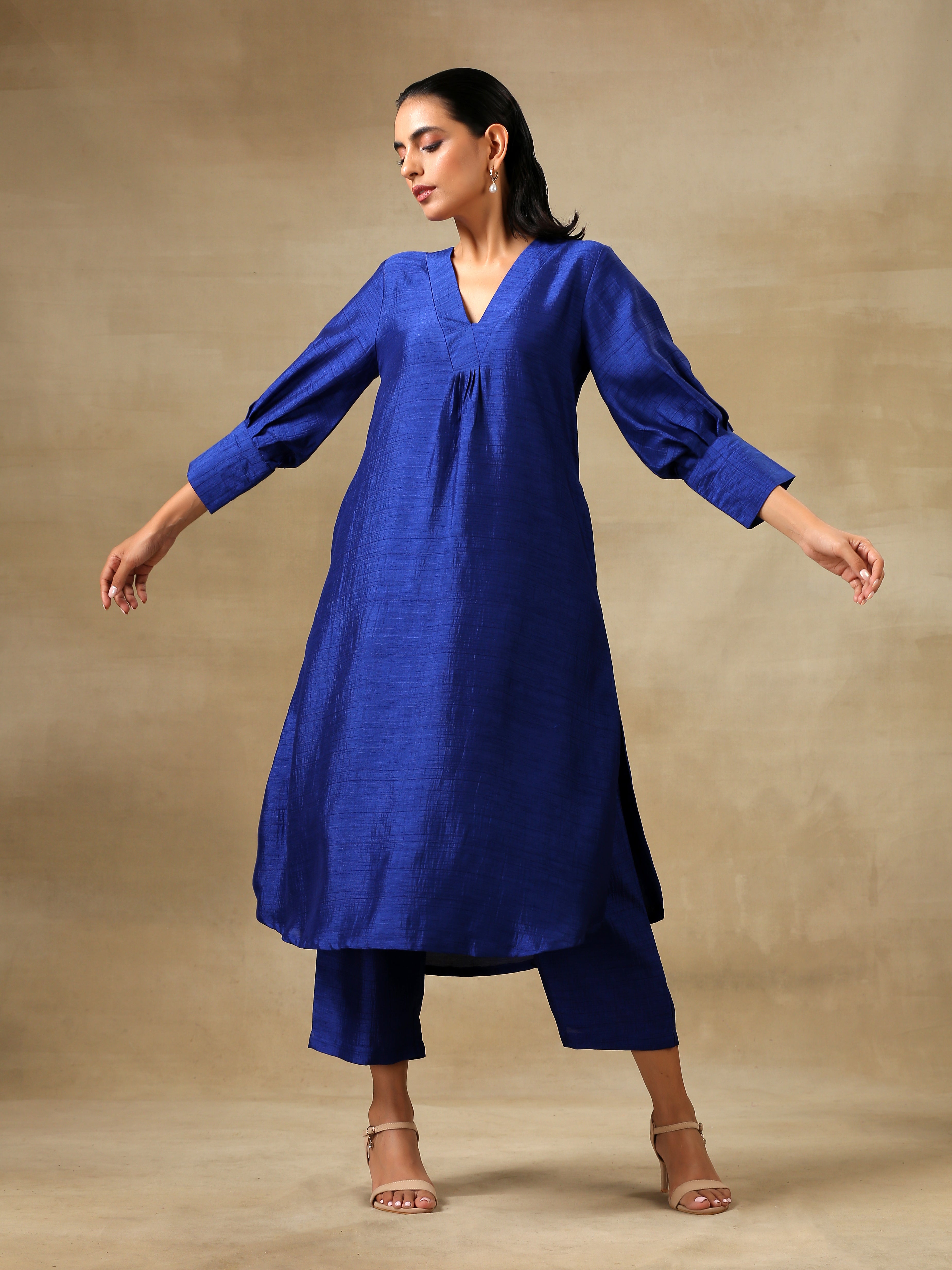 trueBrowns Blue Textured Silk Puff Sleeve Kurta Pant Set | Grocsy
