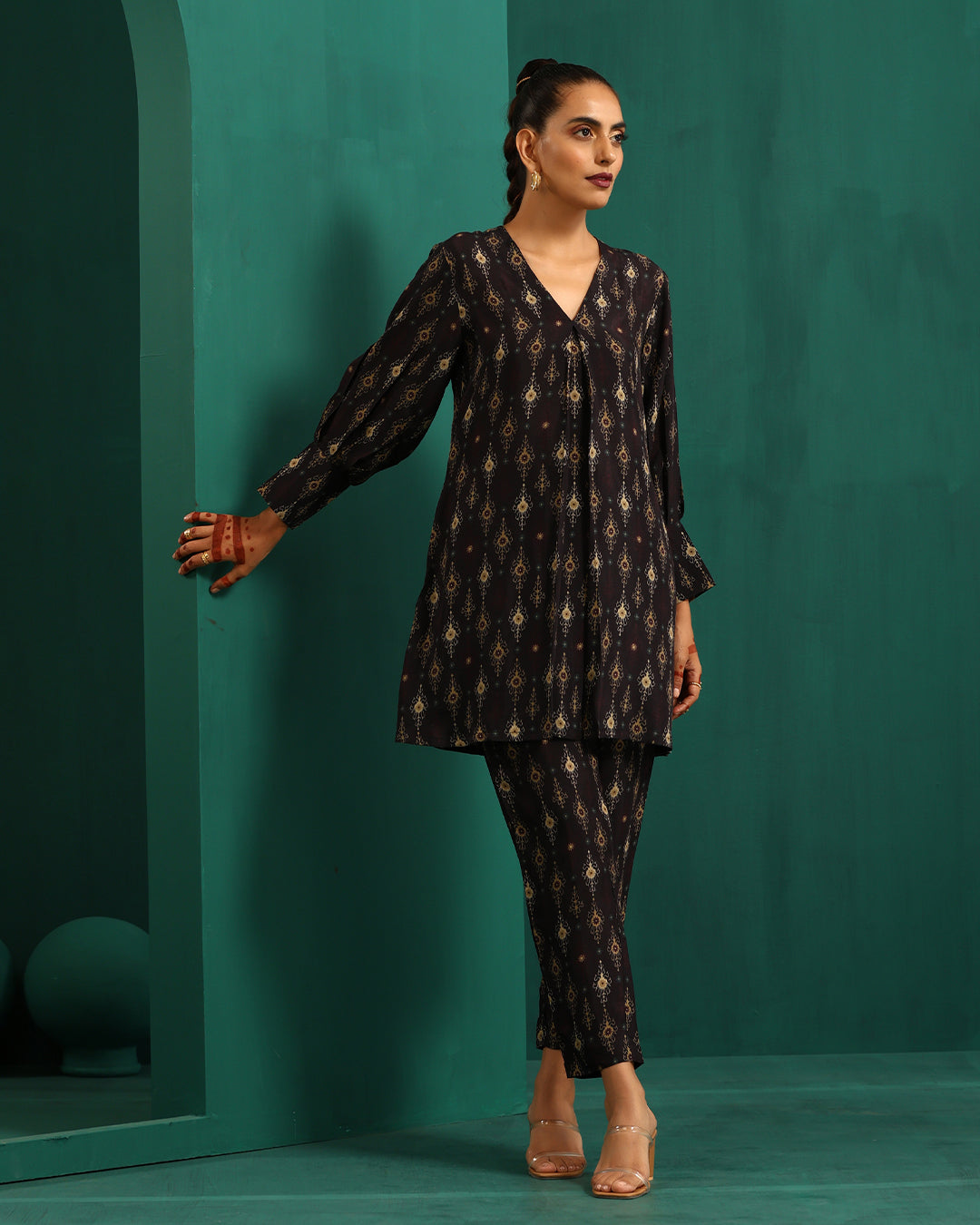 trueBrowns Black Tonal Ikat Muslin Silk Printed V-Neck Front Pleat Co-ord Set | Grocsy