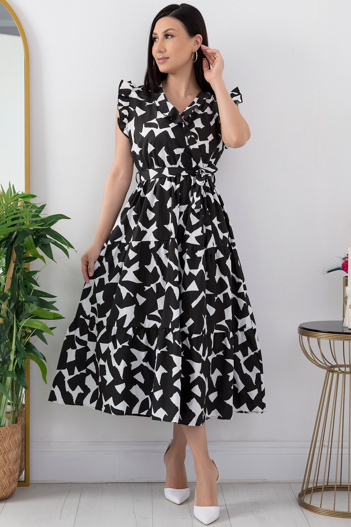 Pimu V-Neck Maxi Dress with Graphic Print-Black | Grocsy