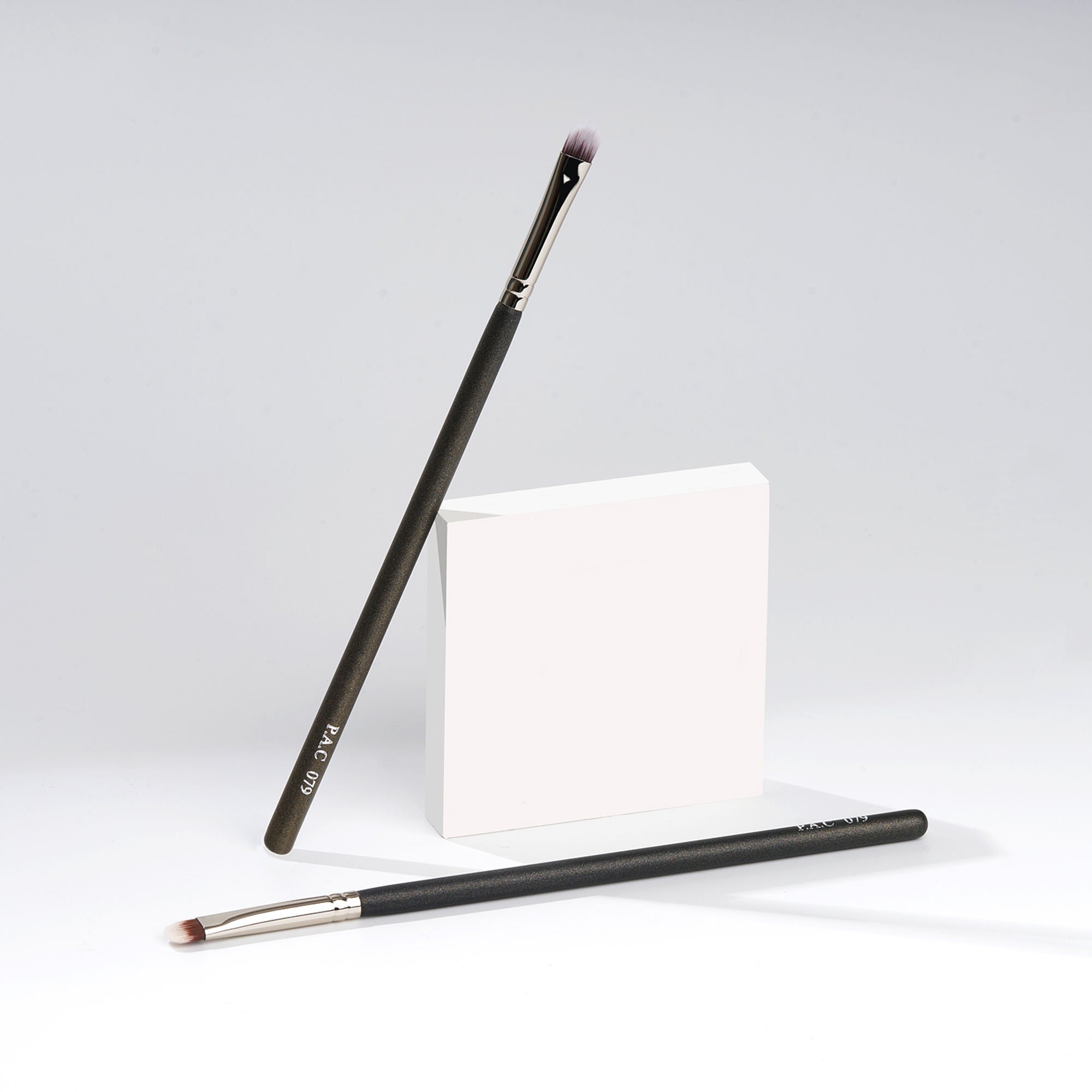 PAC Studio Eyeshadow Brush - 079 | Grocsy