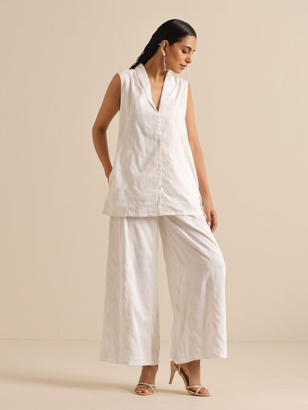 trueBrowns White Pineapple Sleeveless Jacket Pant Set | Grocsy