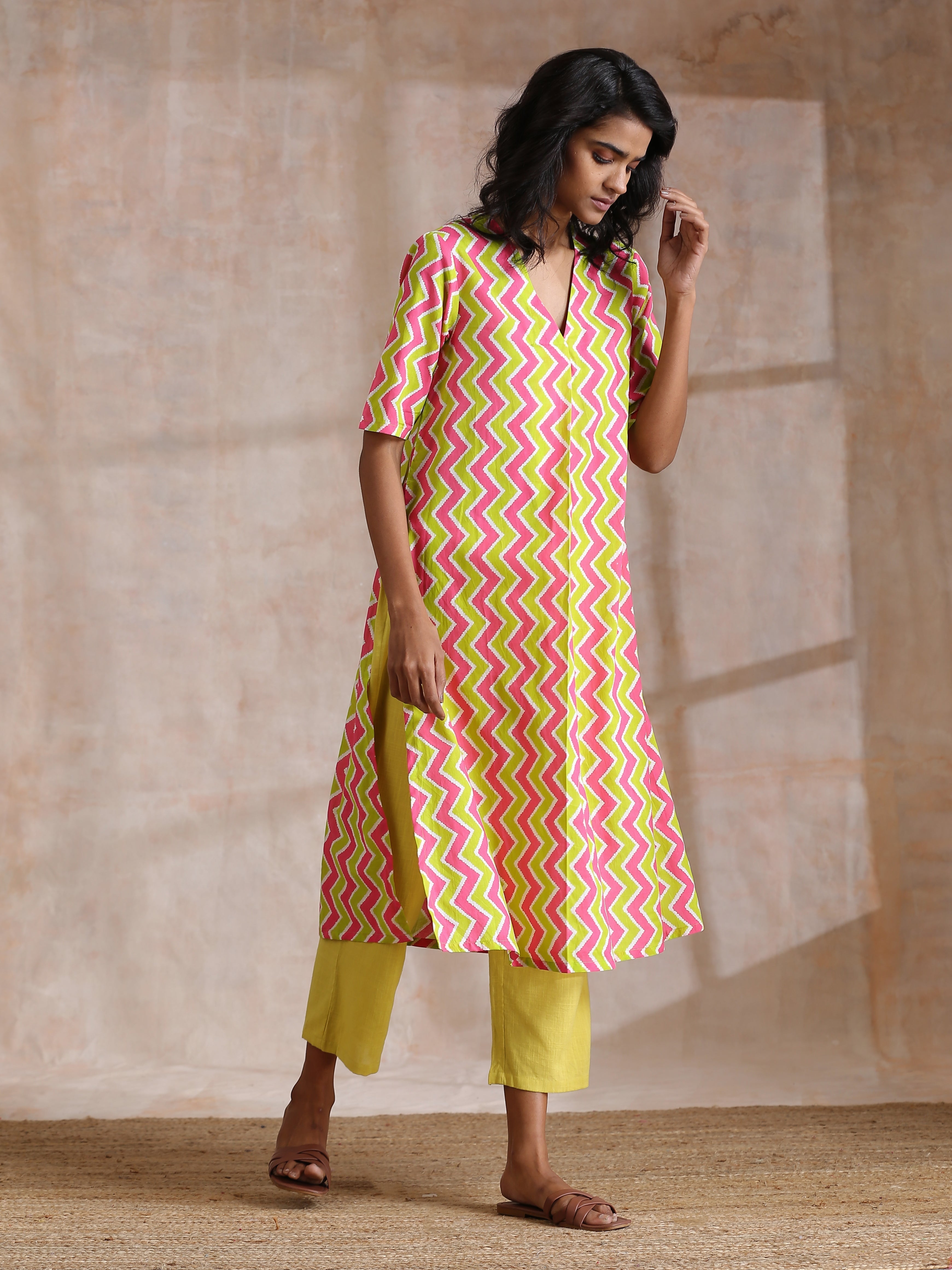 trueBrowns Lime Pink Zig-Zag Lines Print Cotton Kurta Pant Set | Grocsy