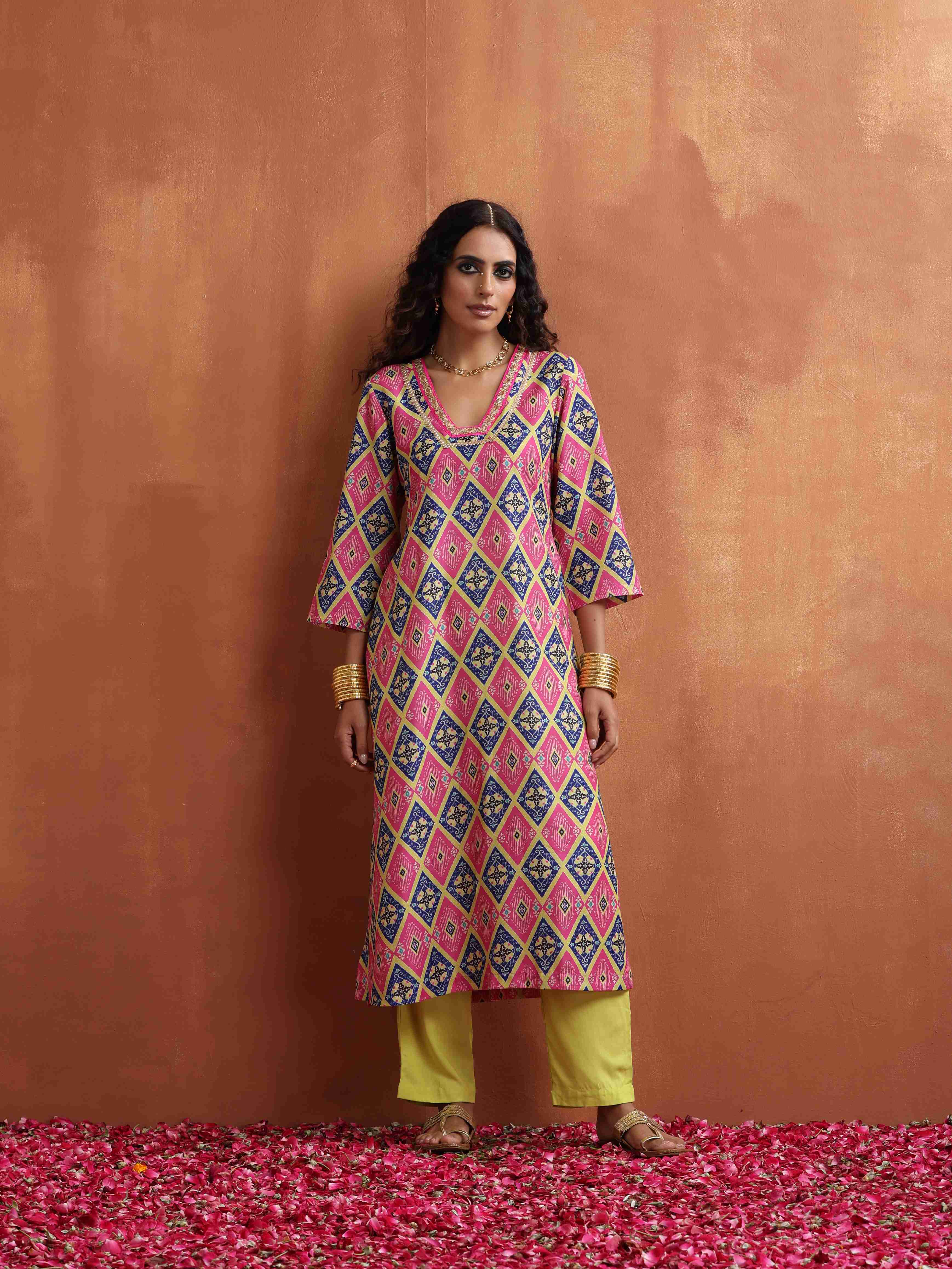 trueBrowns Pink Print High Slit Kurta Set | Grocsy