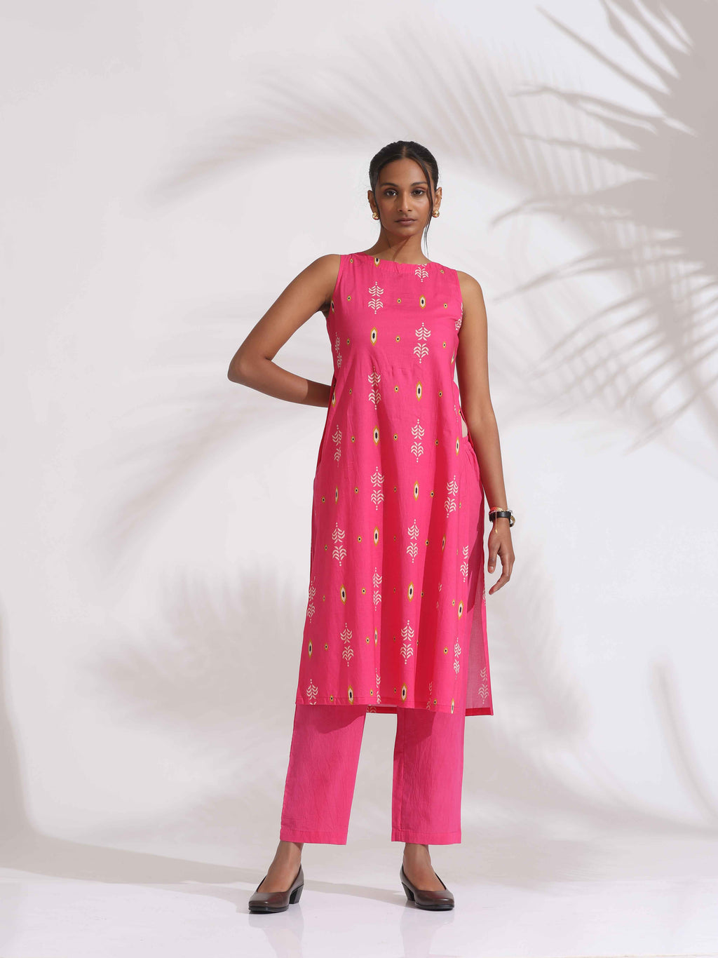 trueBrowns Pink Cotton Print Sleeveless Kurta Set | Grocsy