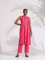 trueBrowns Pink Cotton Print Sleeveless Kurta Set | Grocsy