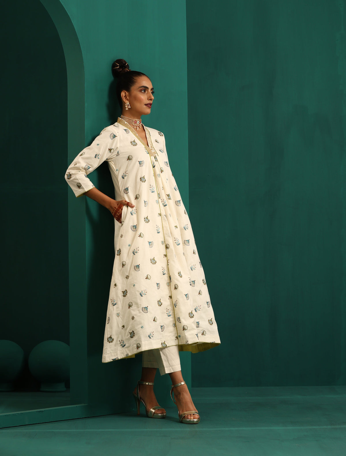 trueBrowns Ivory Blue Floral Cotton Front Gathered Kurta Pant Set | Grocsy