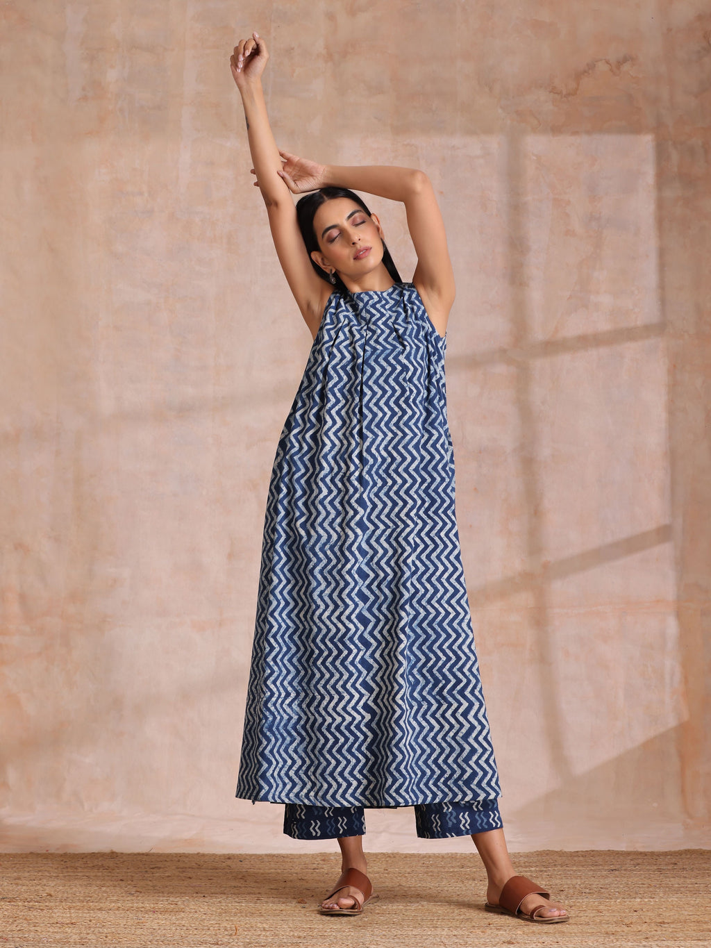 trueBrowns Indigo Dabu Zig-Zag Lines Print Cotton Sleeveless Kurta Pant Set | Grocsy