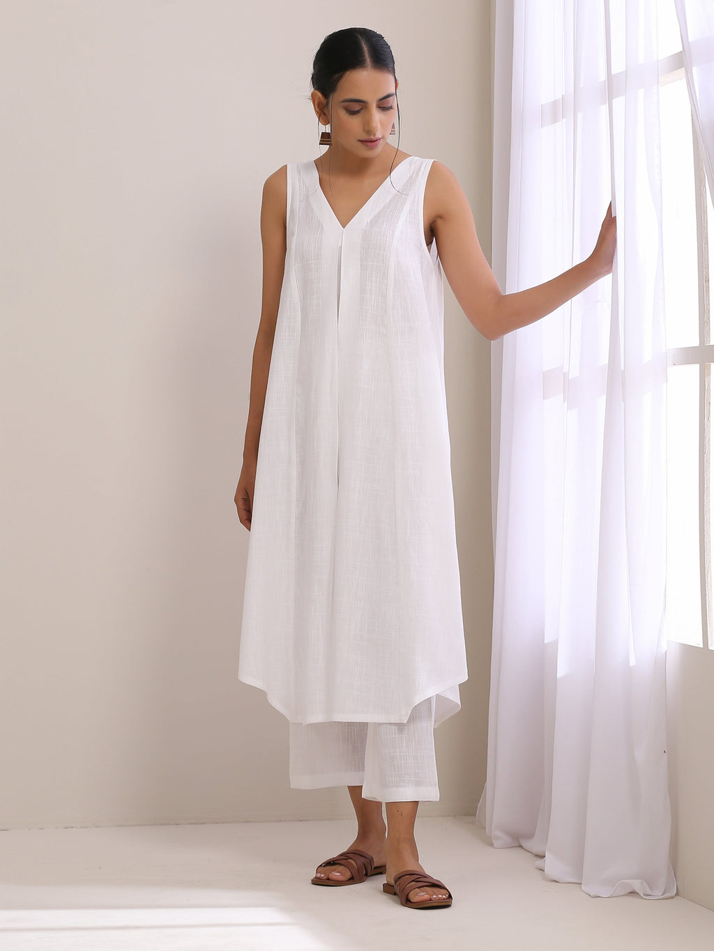 trueBrowns White Slub Texture Sleeveless Flared Kurta Pant Set | Grocsy