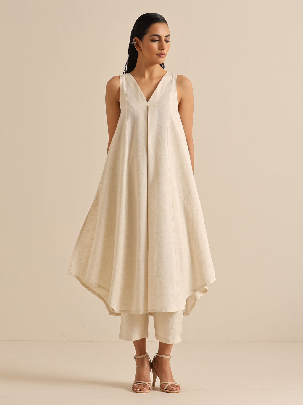 trueBrowns Off-White Sleeveless Kurta Pant Set | Grocsy