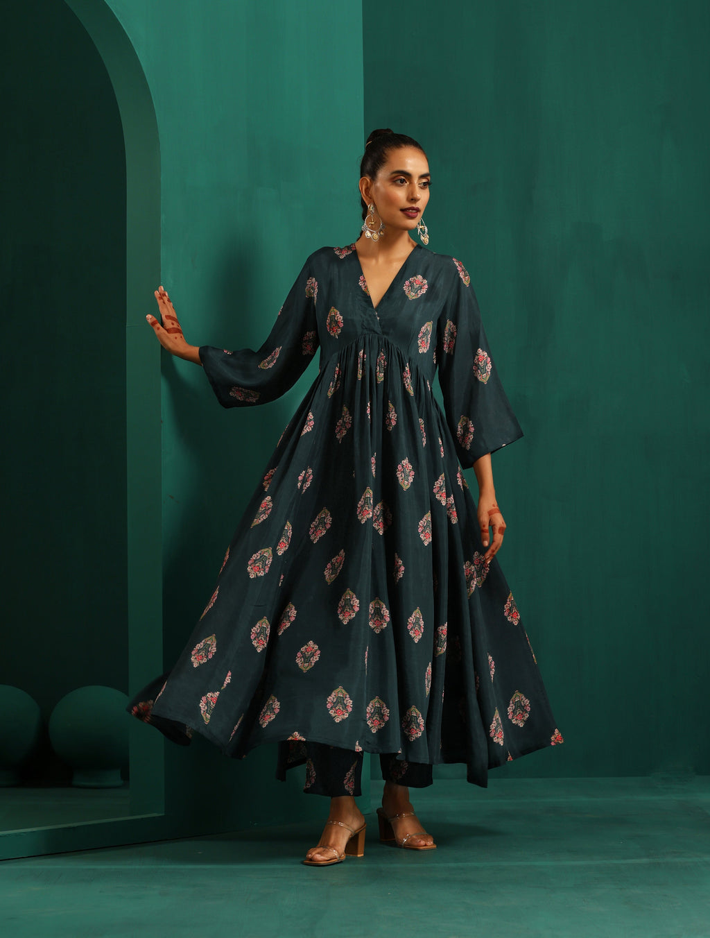 trueBrowns Deep Blue Floral Bunch Muslin Silk Printed V-Neck Waist Gathered Kurta Pant Set | Grocsy