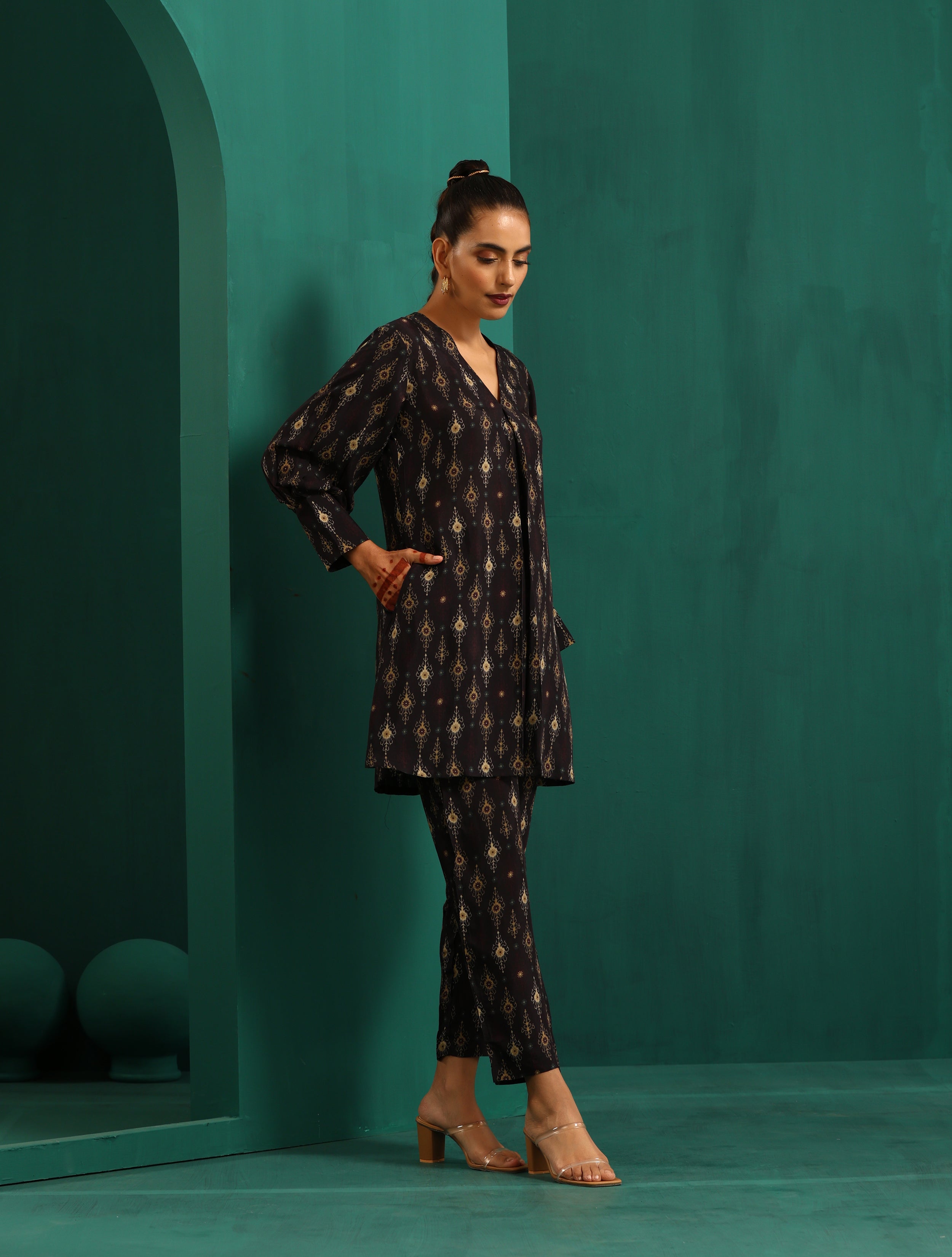 trueBrowns Black Tonal Ikat Muslin Silk Printed V-Neck Front Pleat Co-ord Set | Grocsy
