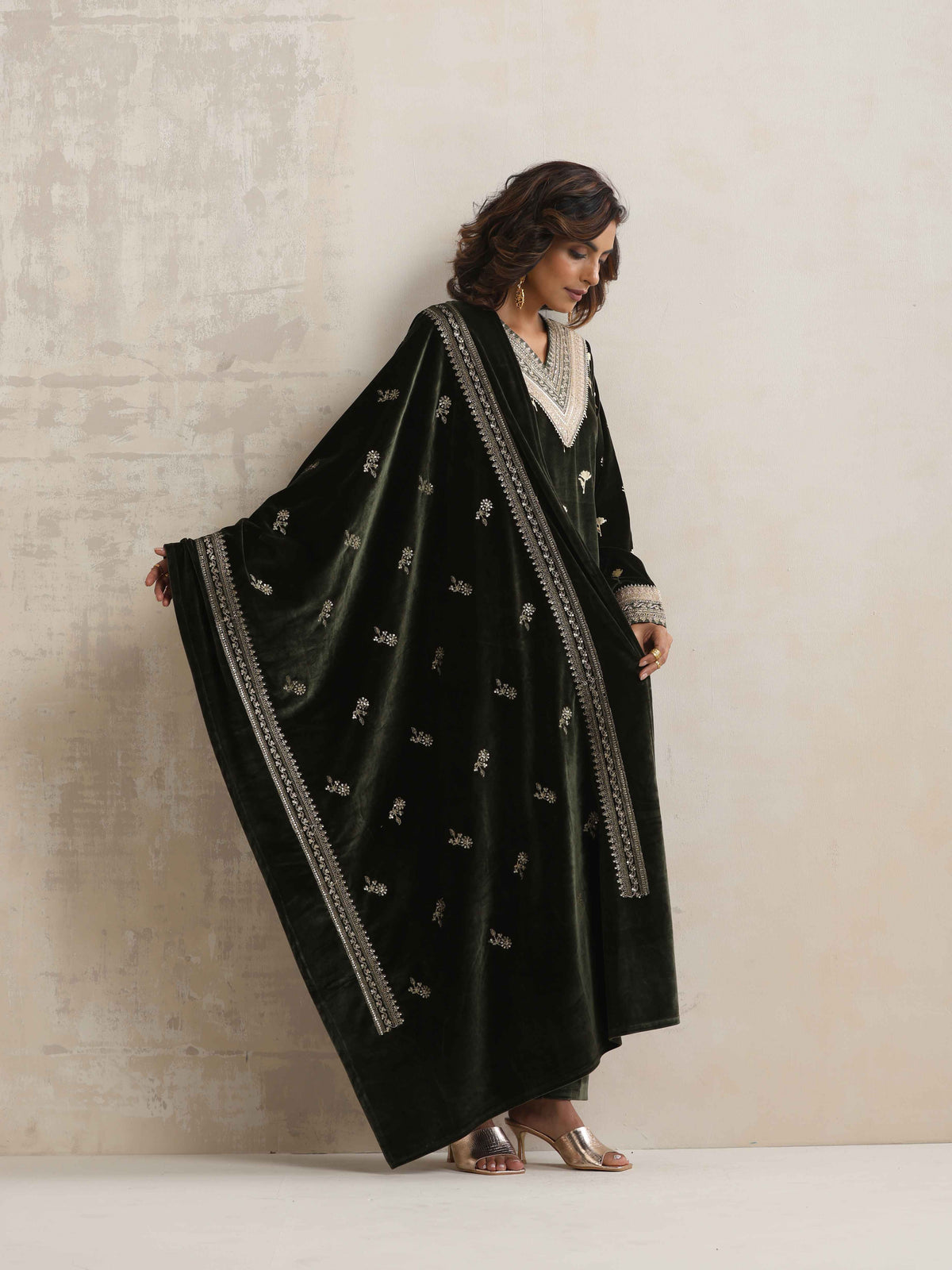 trueBrowns Green Velvet Floral Embroidered Kurta Pant Dupatta Set | Grocsy