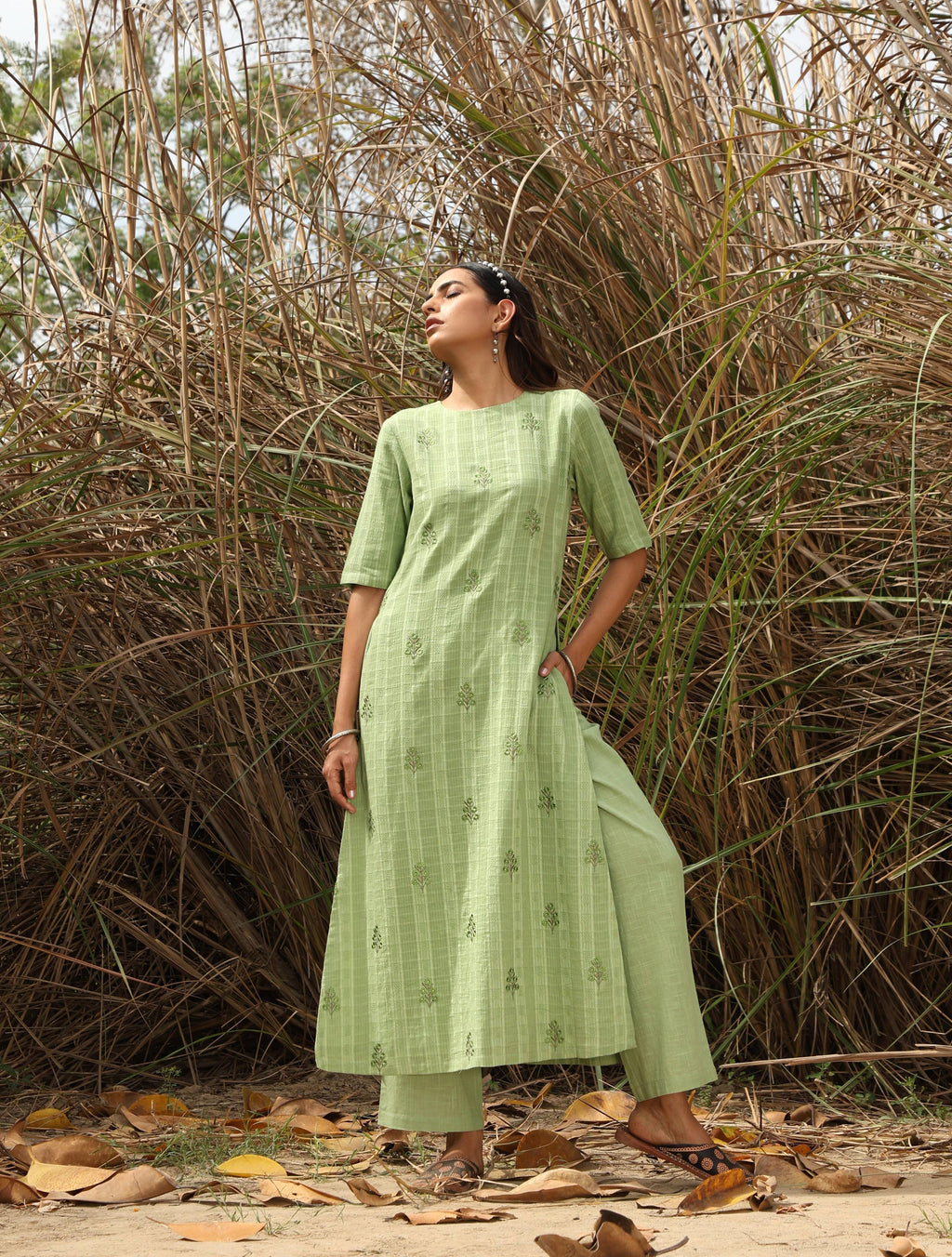 trueBrowns Green Cotton Dobby Embroidered Kurta Set | Grocsy