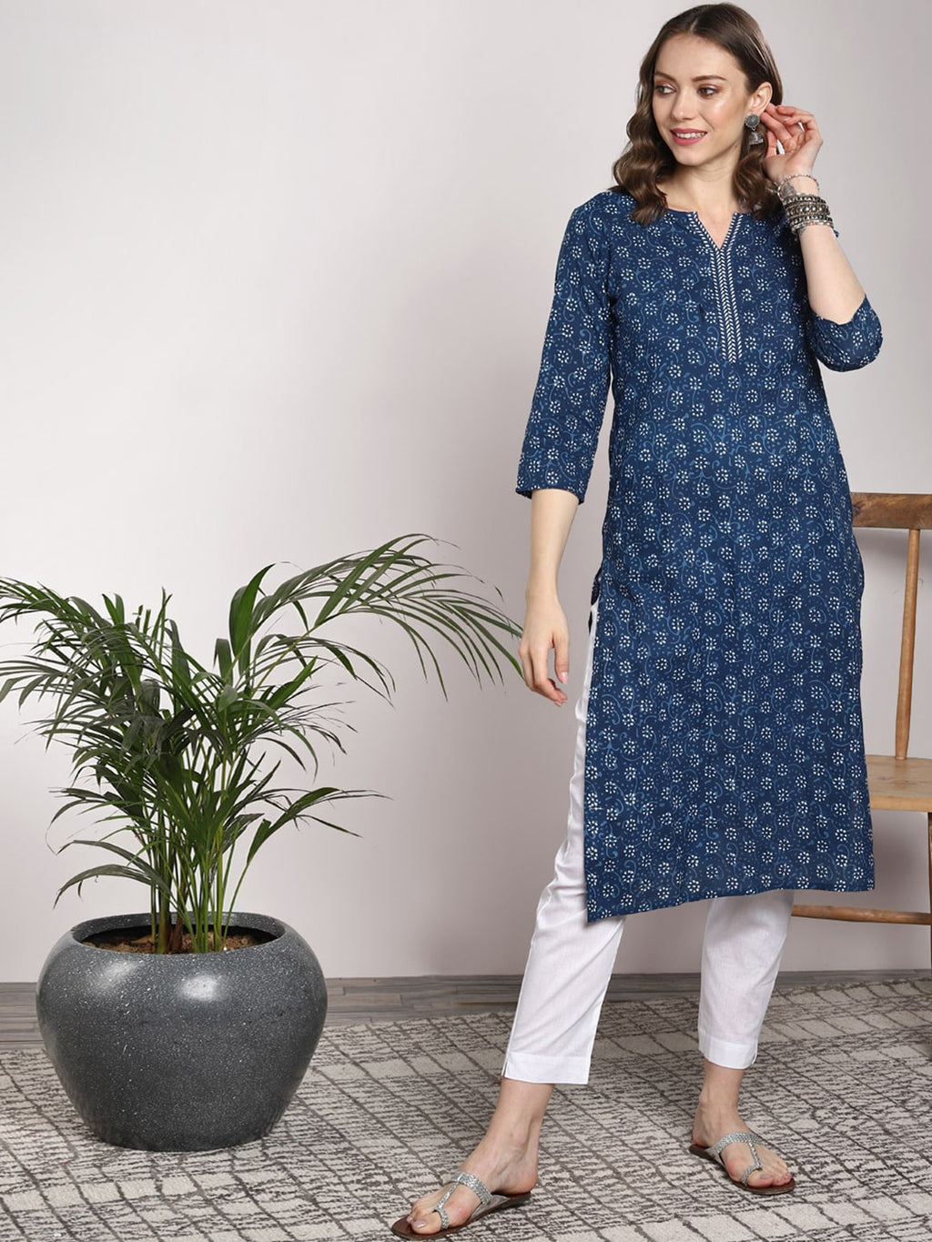 Sangria Women Navy Blue Printed Straight Kurta | Grocsy