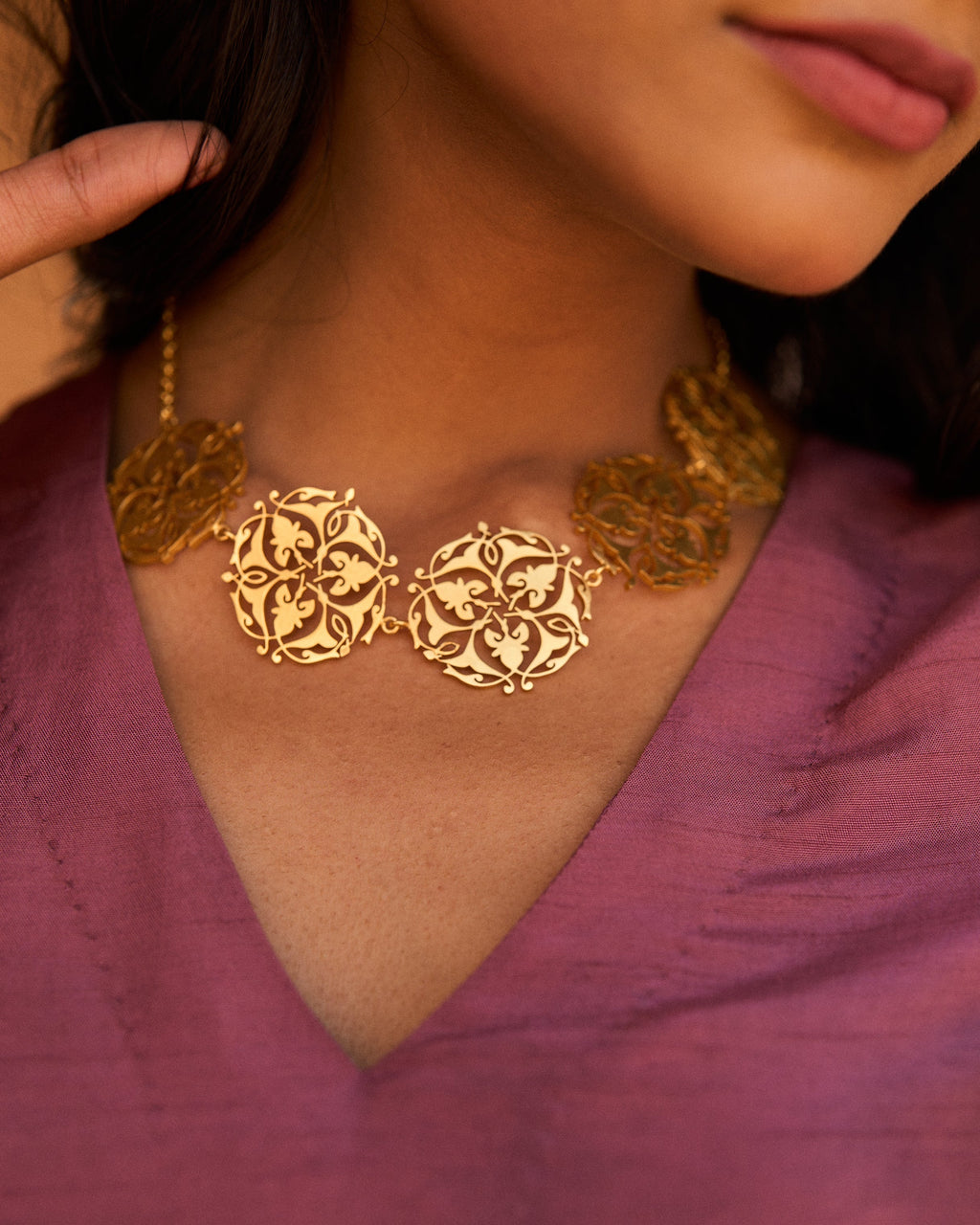 trueBrowns Gold-Polished Leaf Choker | Grocsy
