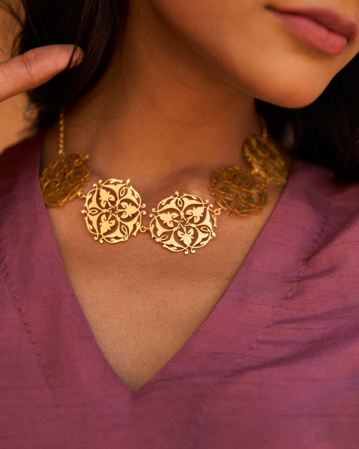 trueBrowns Gold-Polished Leaf Choker | Grocsy