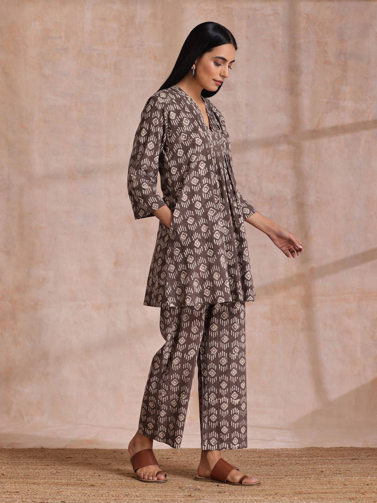 trueBrowns Clay Dabu Geometric Print Cotton Pleated Co-Ord Set | Grocsy
