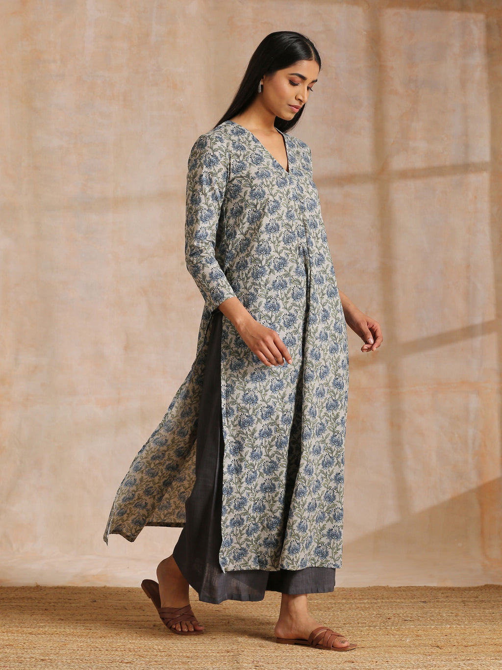 trueBrowns Blue Grey Overall Floral Block On White Print Cotton Kurta Pant Set | Grocsy