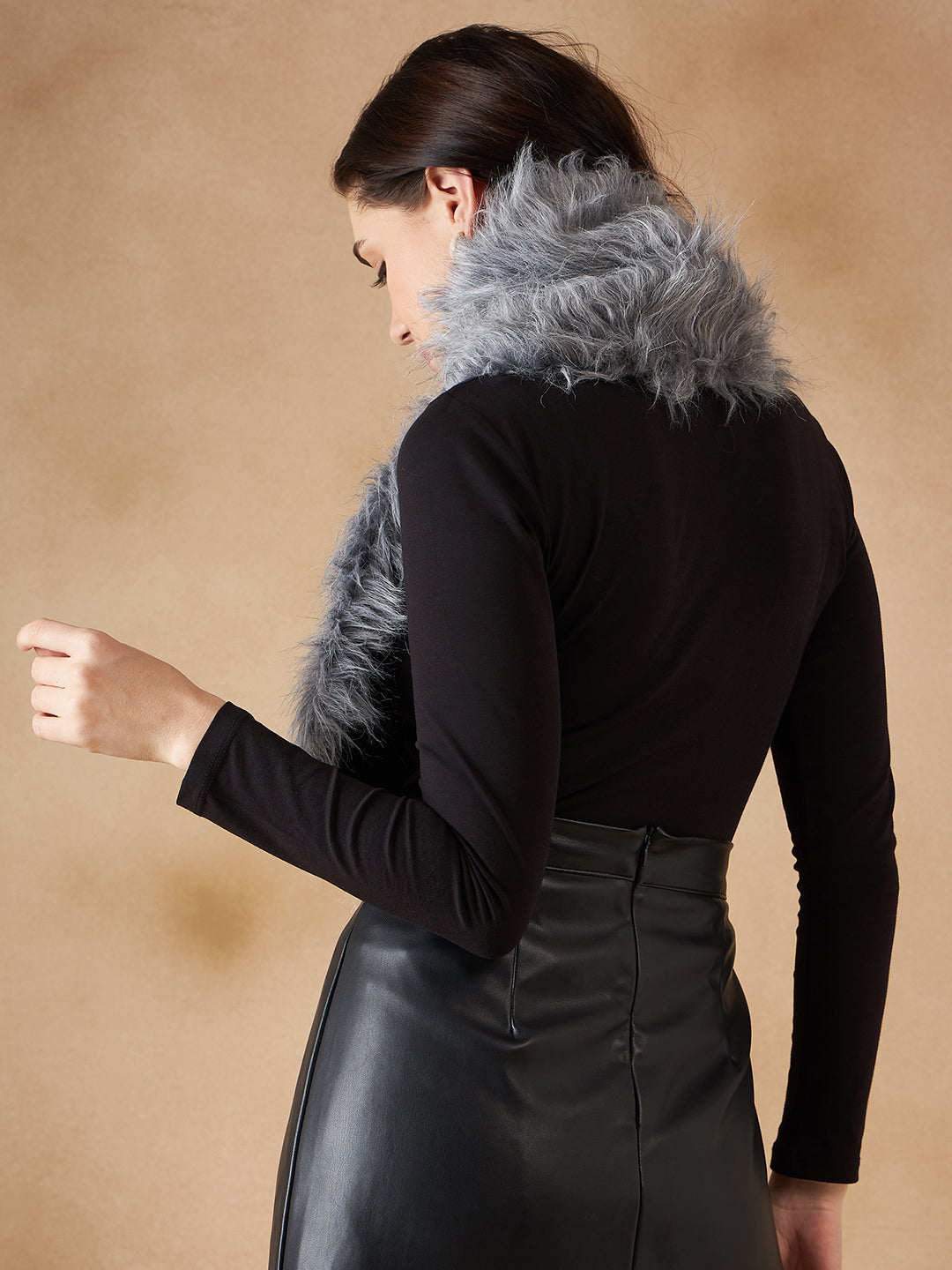 InWeave Women's Light Grey Faux Fur Neck Warmer | Grocsy