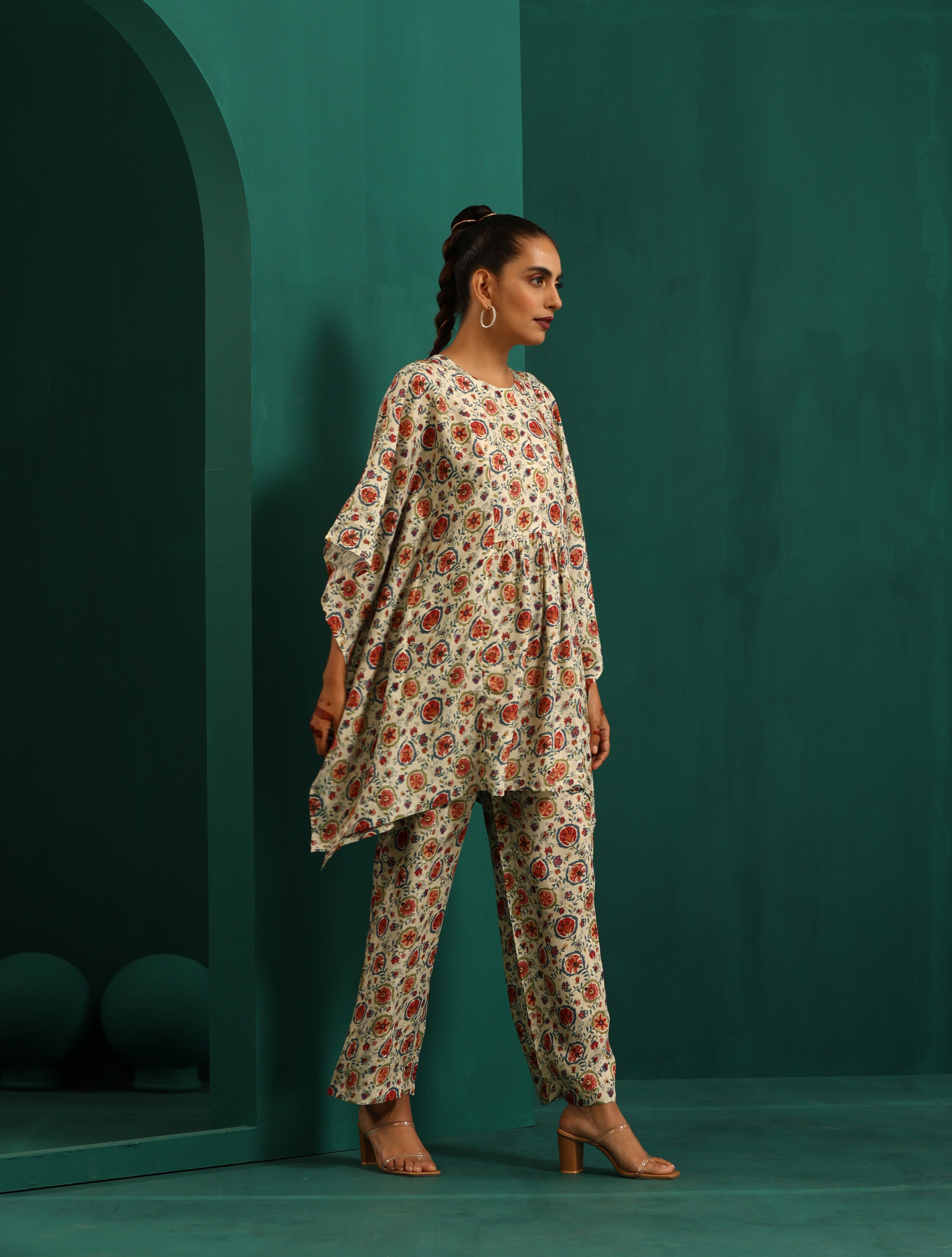trueBrowns Off white Floral Bunch Muslin Silk Printed Kaftan Gathered Co-ord Set | Grocsy