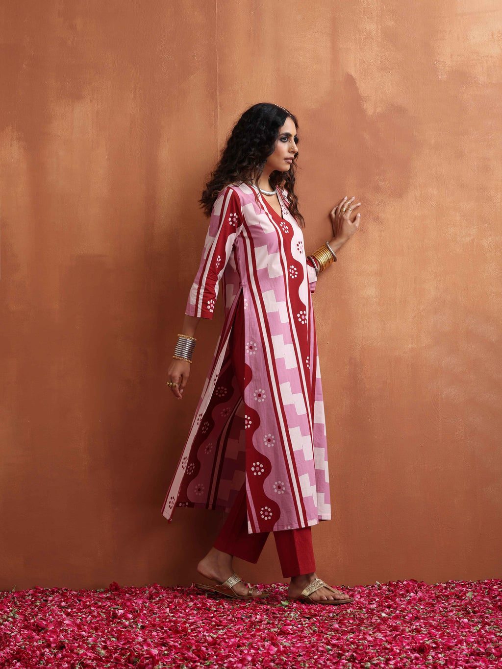 trueBrowns Pink Abstract Print High Slit Kurta Set | Grocsy