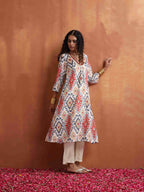 trueBrowns Off White Ikat Print Kurta Set | Grocsy