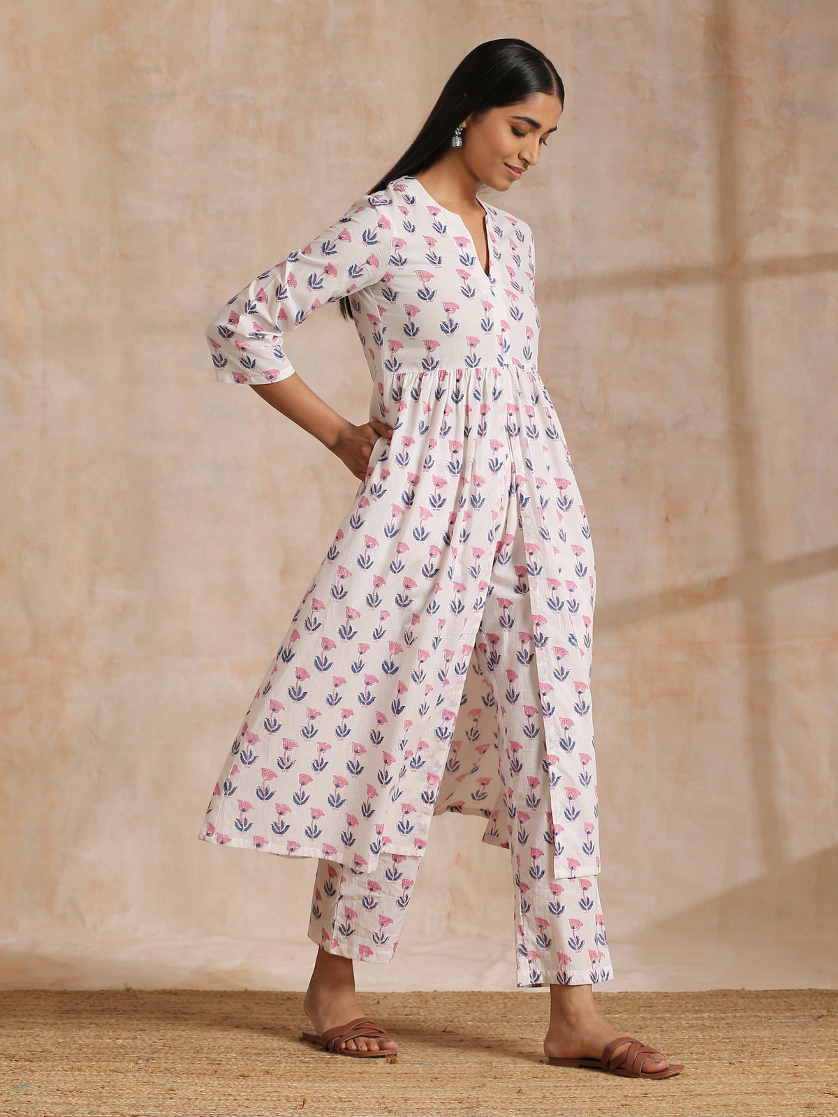 trueBrowns White With Pink Blue Buta Block Print Cotton Kurta Pant Set | Grocsy