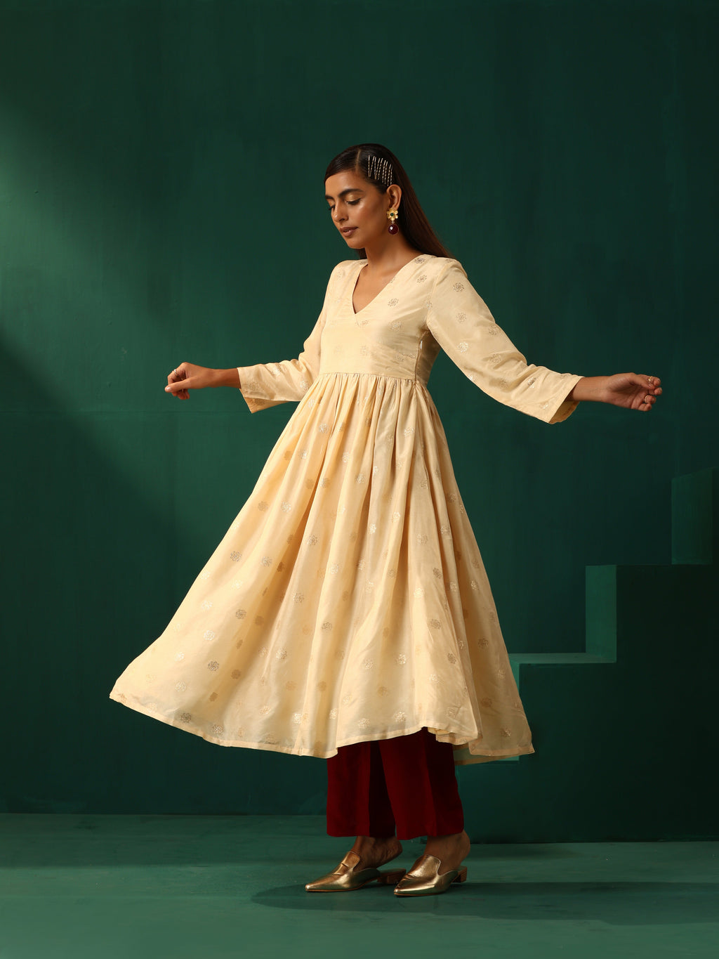 trueBrowns Ivory Geometric Floral Viscose Silk Anarkali Kurta Pant Set | Grocsy