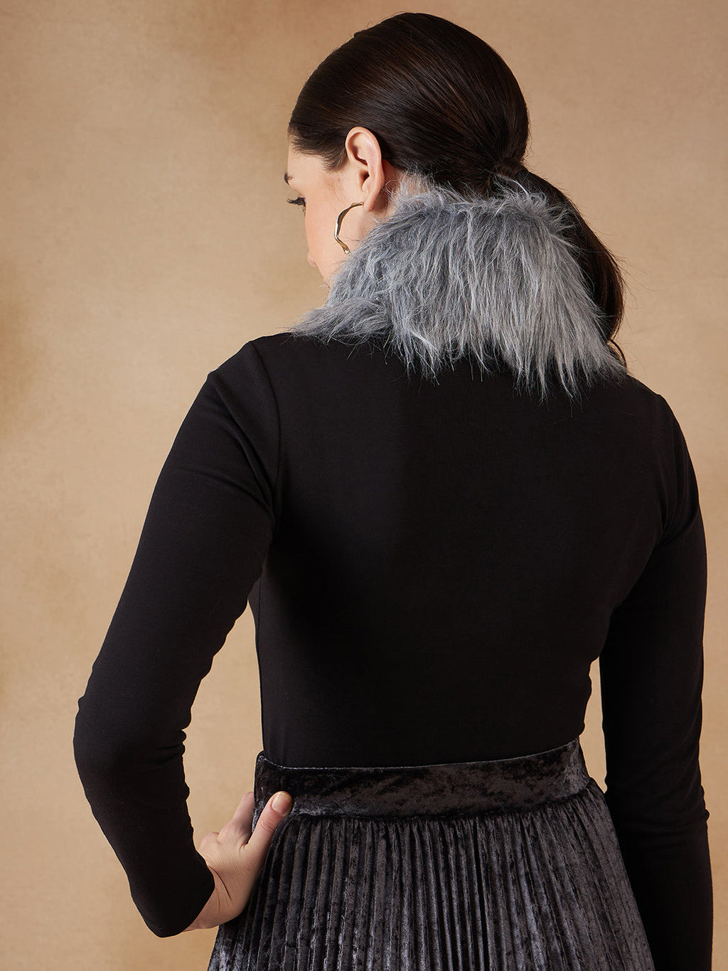 InWeave Women's Light Grey Fur Neckpiece | Grocsy