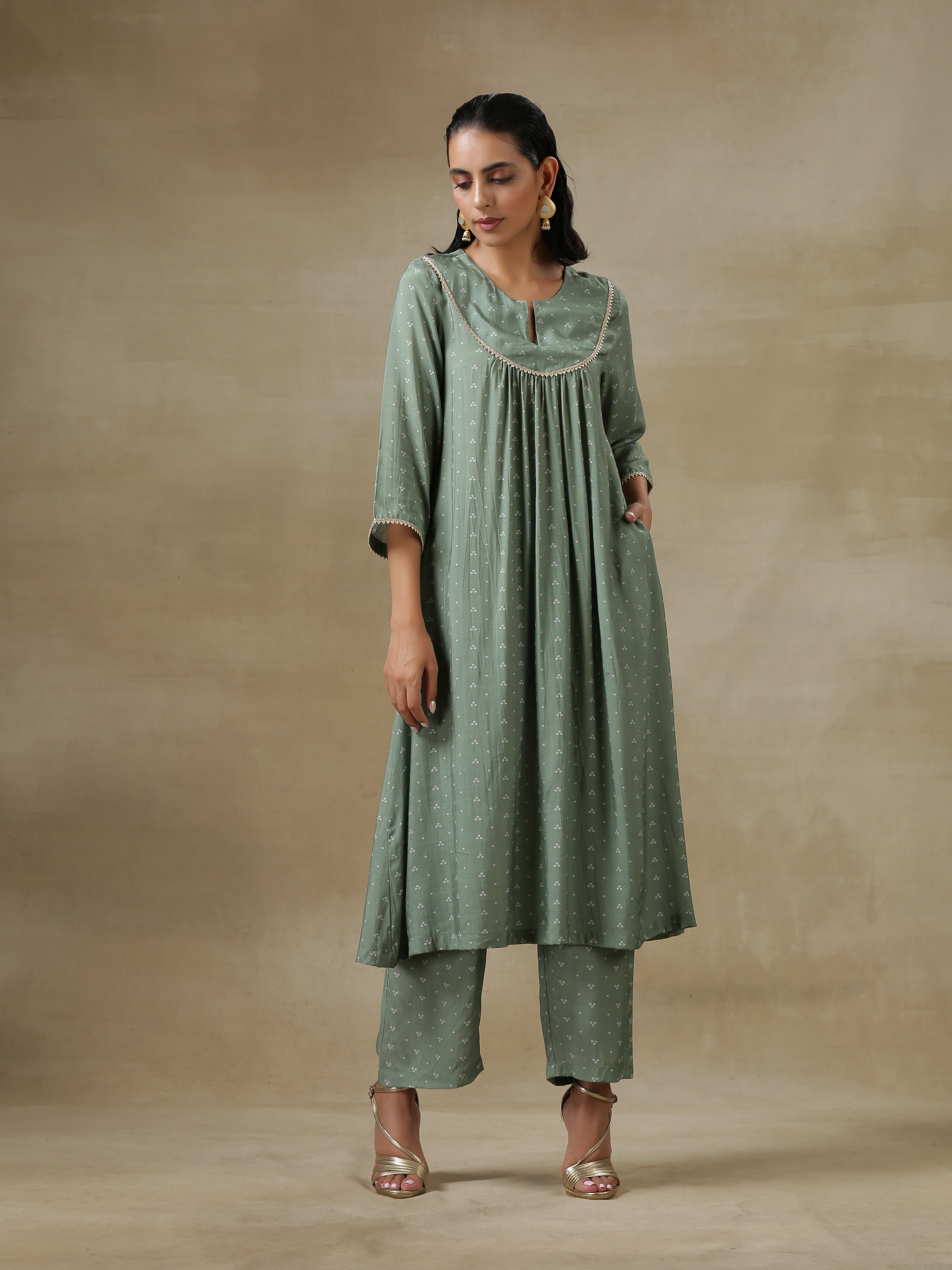 trueBrowns Light Green Bandhani Printed Silk Yoke Kurta Pant Set | Grocsy