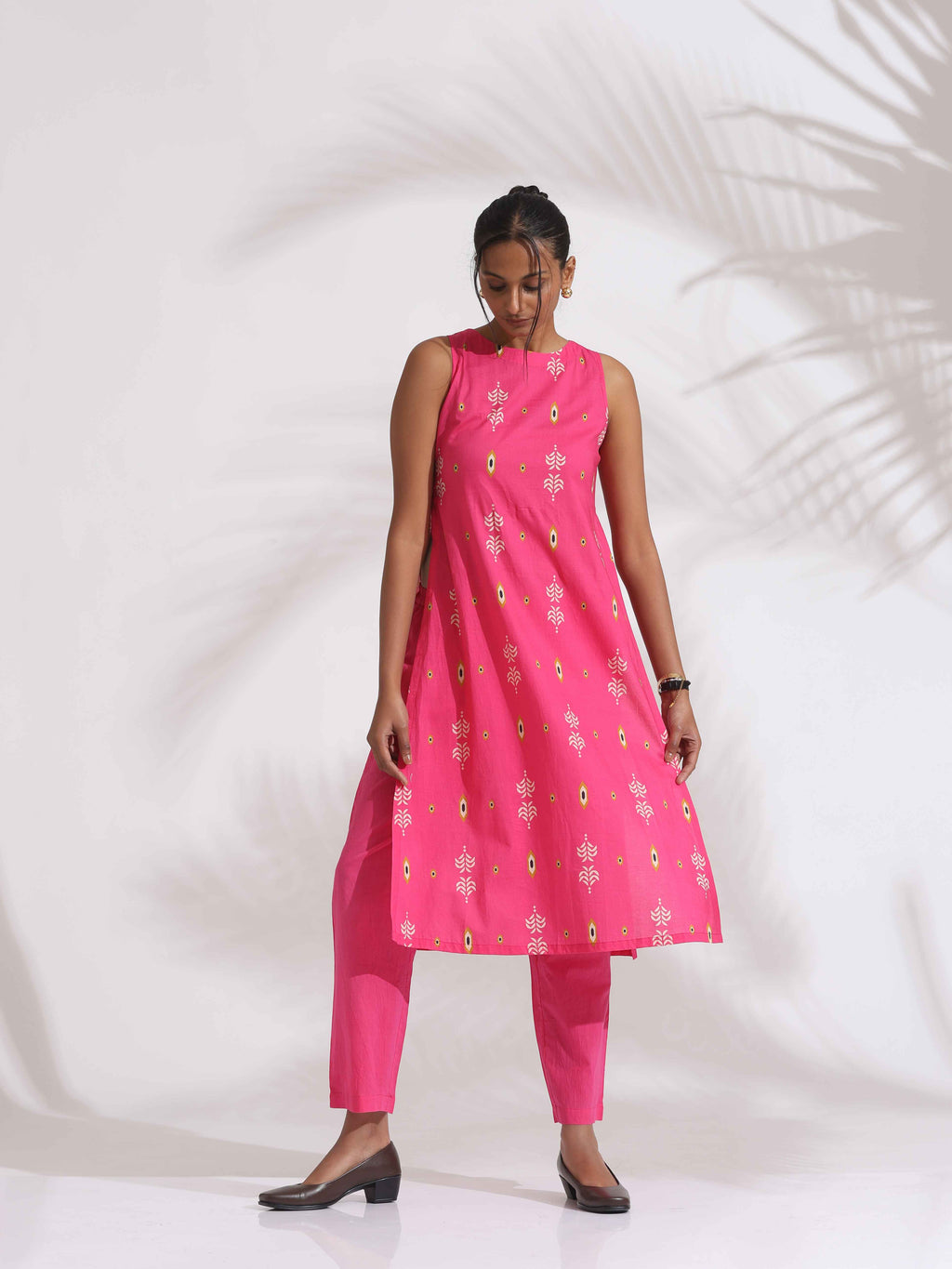 trueBrowns Pink Cotton Print Sleeveless Kurta Set | Grocsy