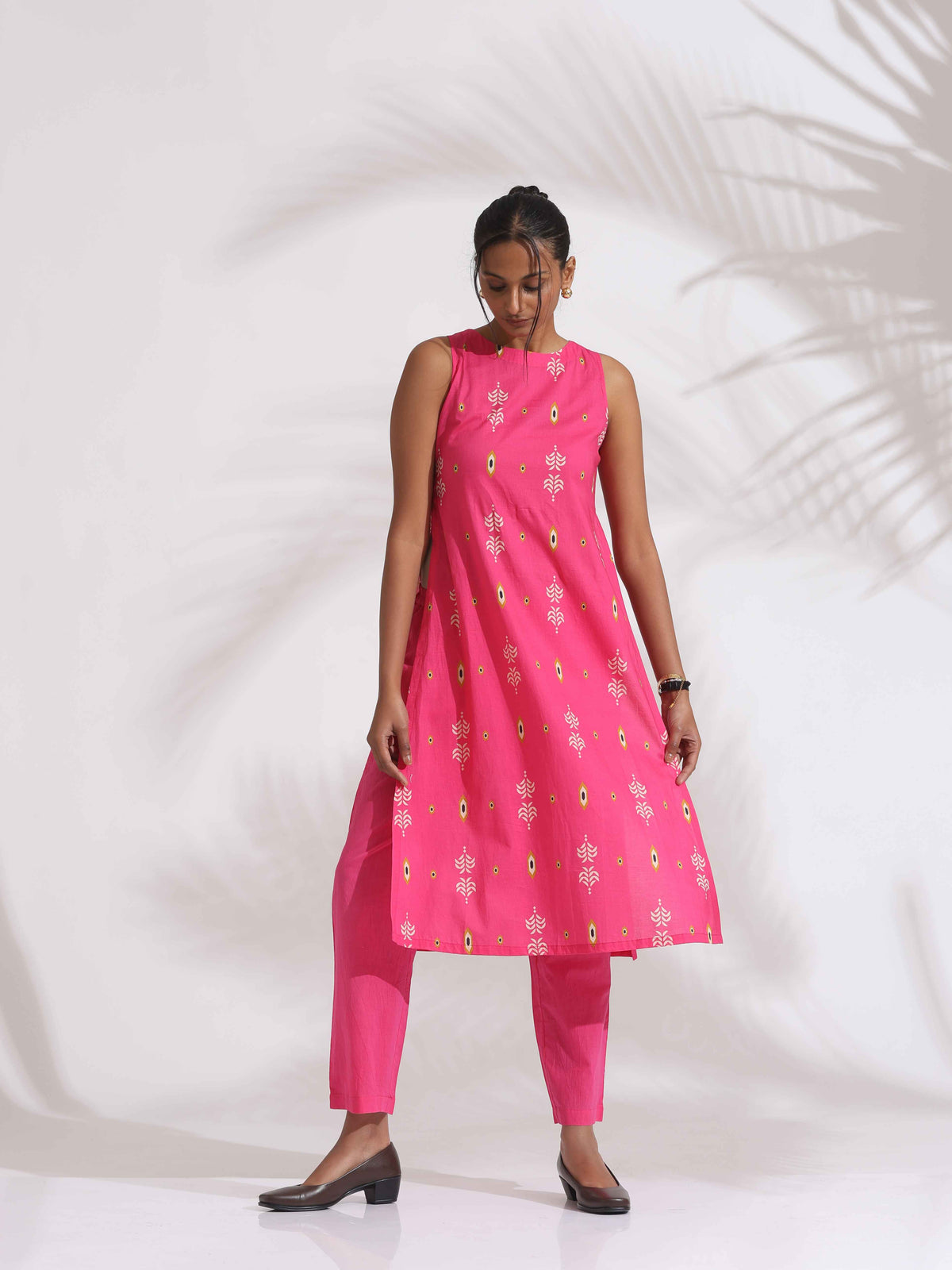 trueBrowns Pink Cotton Print Sleeveless Kurta Set | Grocsy