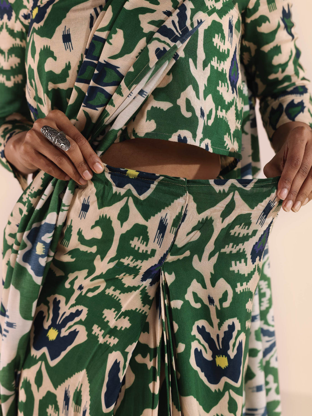 trueBrowns Green Muslin Ikat Ready to Wear Saree | Grocsy