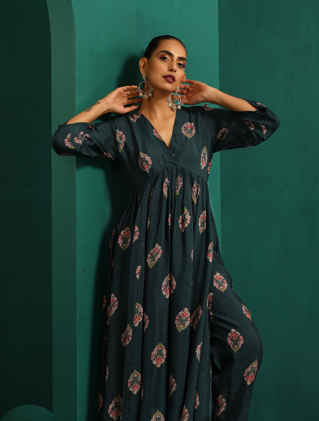 trueBrowns Deep Blue Floral Bunch Muslin Silk Printed V-Neck Waist Gathered Kurta Pant Set | Grocsy