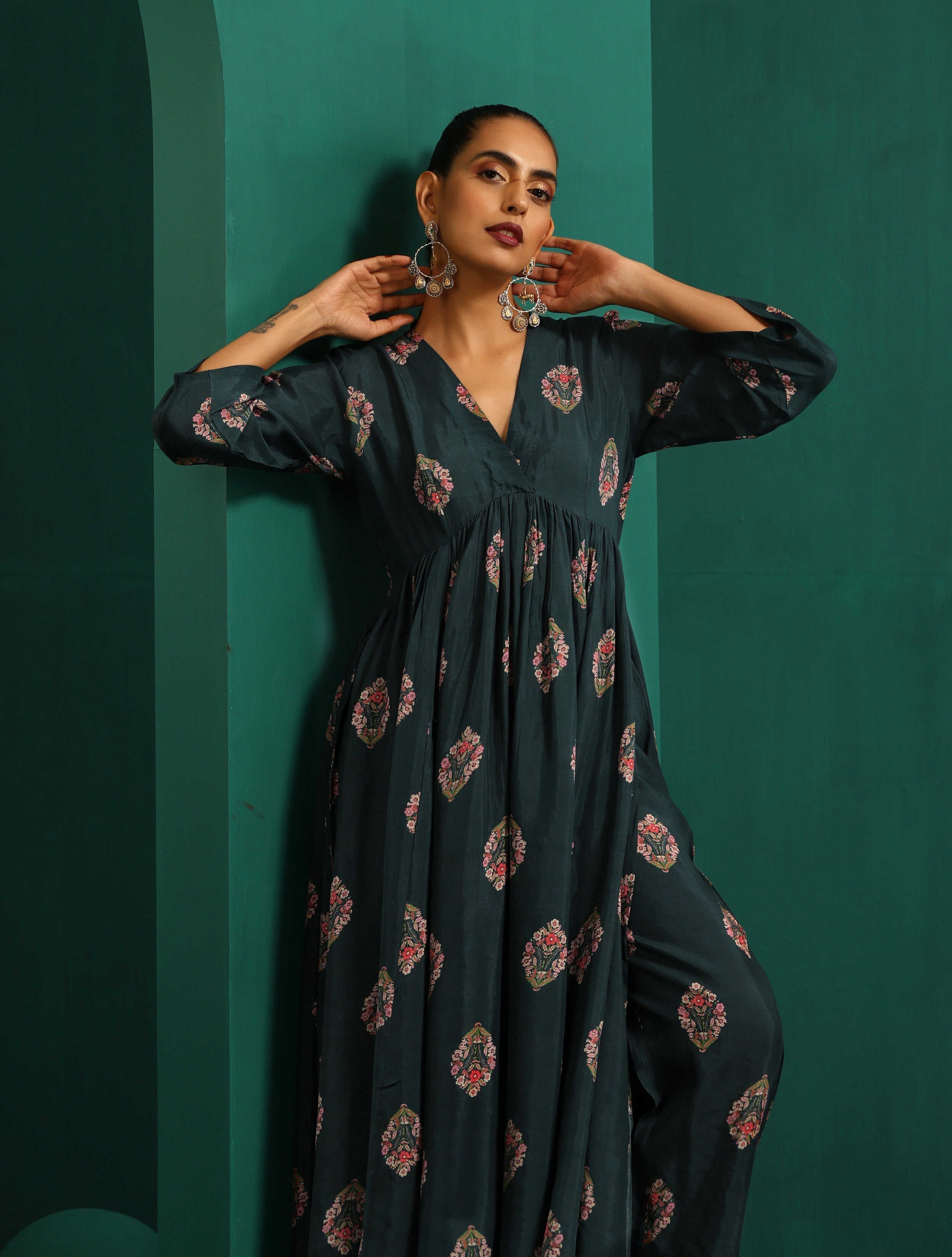 trueBrowns Deep Blue Floral Bunch Muslin Silk Printed V-Neck Waist Gathered Kurta Pant Set | Grocsy