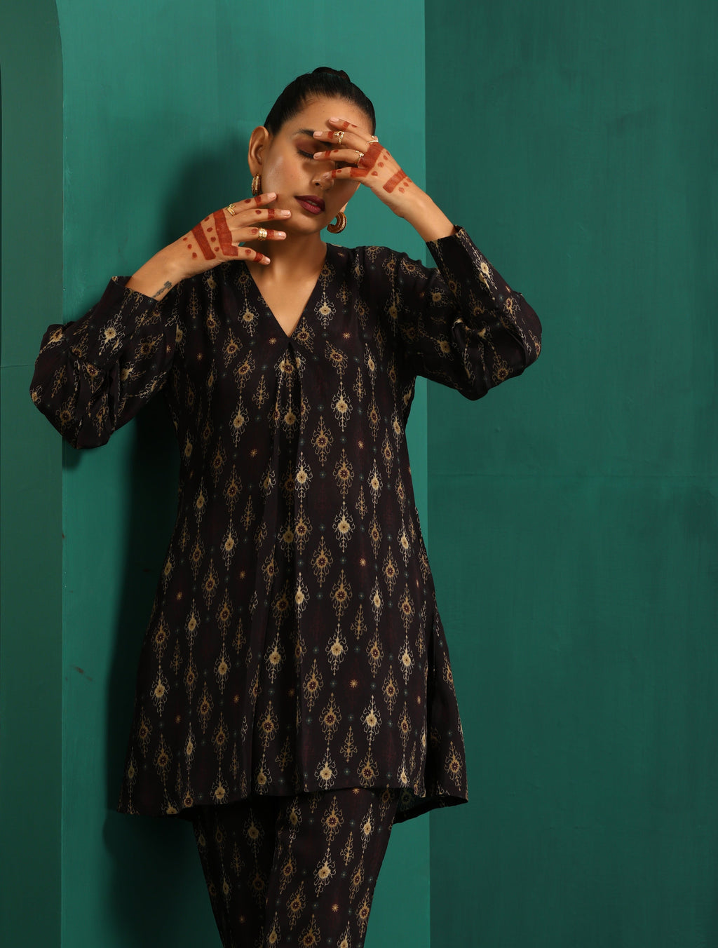 trueBrowns Black Tonal Ikat Muslin Silk Printed V-Neck Front Pleat Co-ord Set | Grocsy